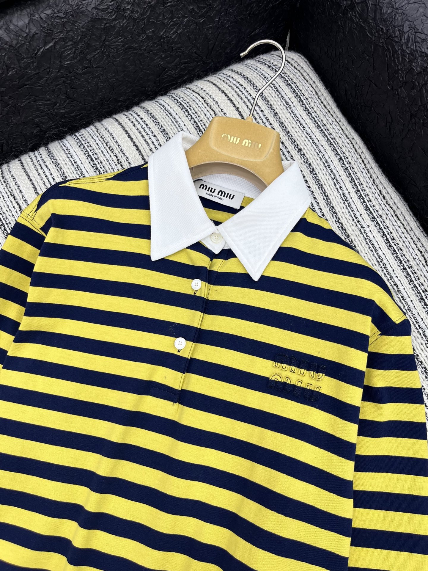 🛒𝐍𝐄𝐖 · 𝟐𝟎𝟐5/爆款现货

【原版定制】Miumi*｜25Fw早秋新款 间色🐝条纹短款翻领宽松版