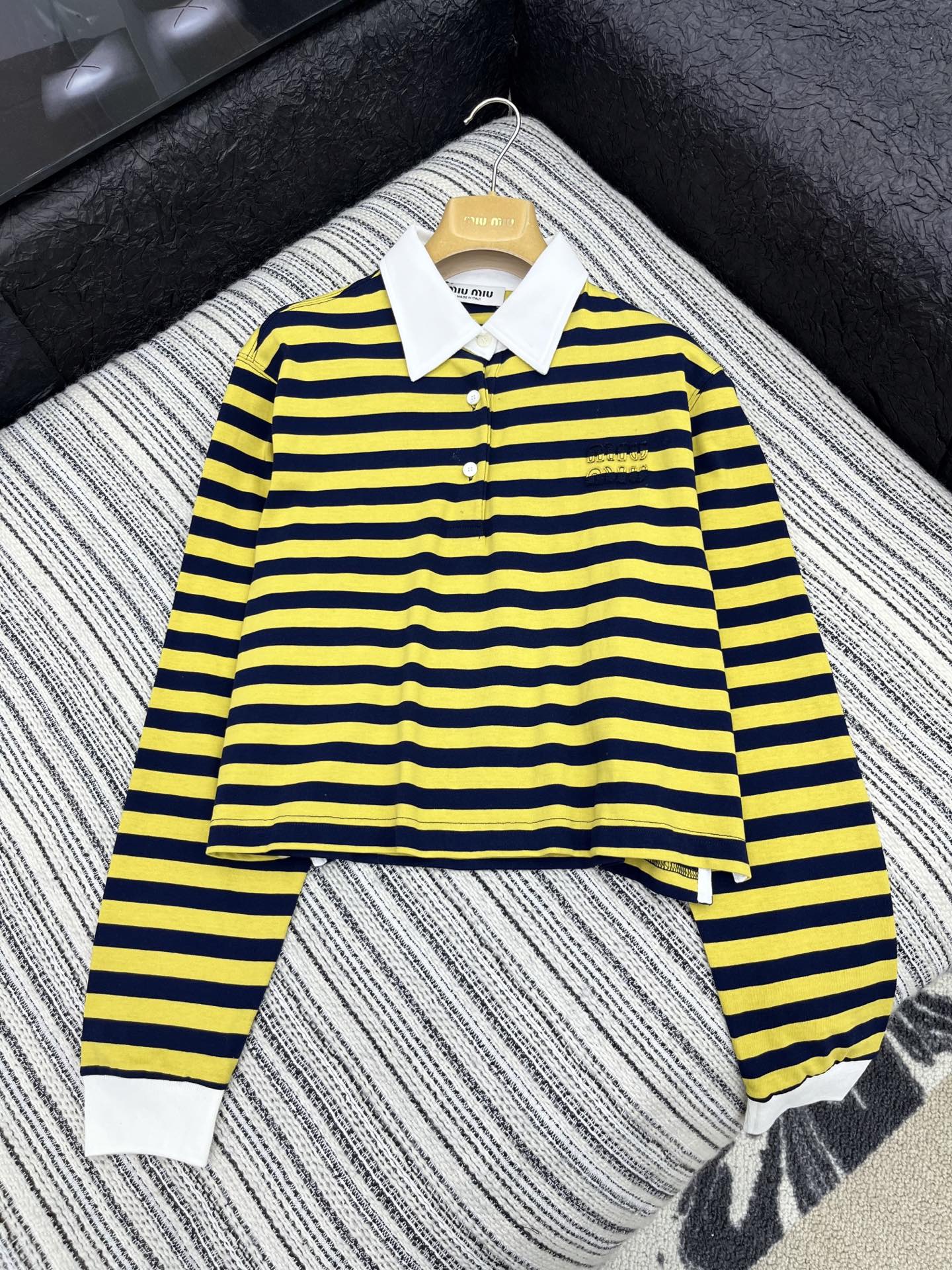 🛒𝐍𝐄𝐖 · 𝟐𝟎𝟐5/爆款现货

【原版定制】Miumi*｜25Fw早秋新款 间色🐝条纹短款翻领宽松版
