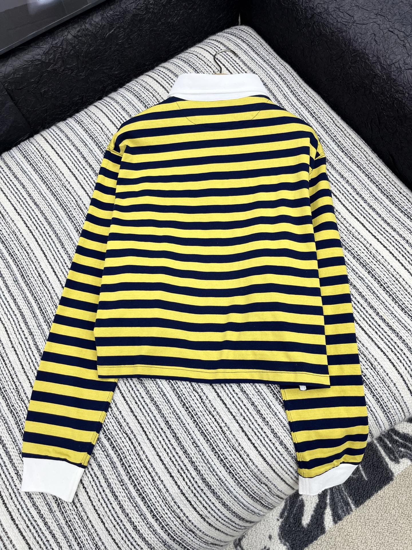 🛒𝐍𝐄𝐖 · 𝟐𝟎𝟐5/爆款现货

【原版定制】Miumi*｜25Fw早秋新款 间色🐝条纹短款翻领宽松版