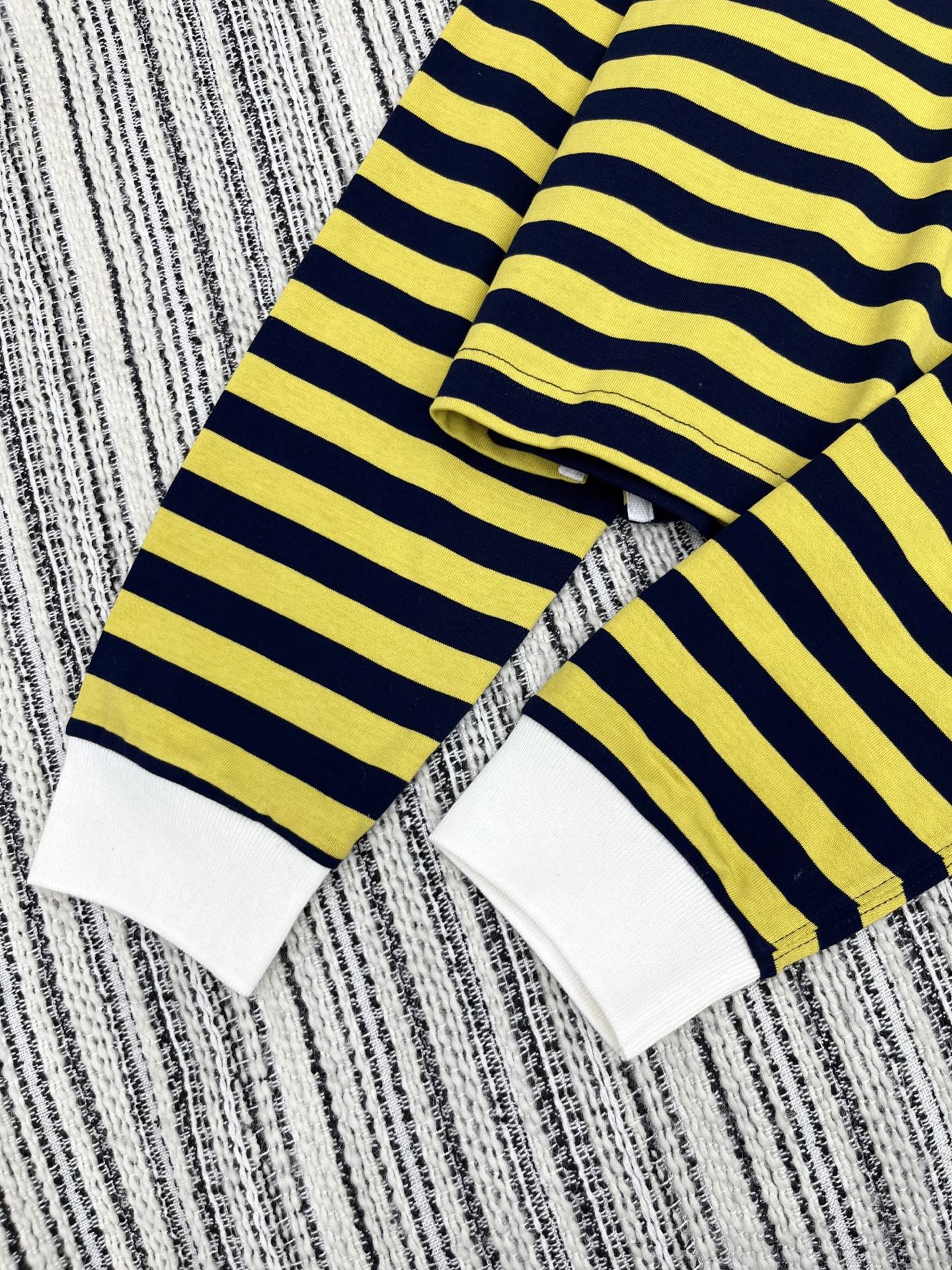 🛒𝐍𝐄𝐖 · 𝟐𝟎𝟐5/爆款现货

【原版定制】Miumi*｜25Fw早秋新款 间色🐝条纹短款翻领宽松版
