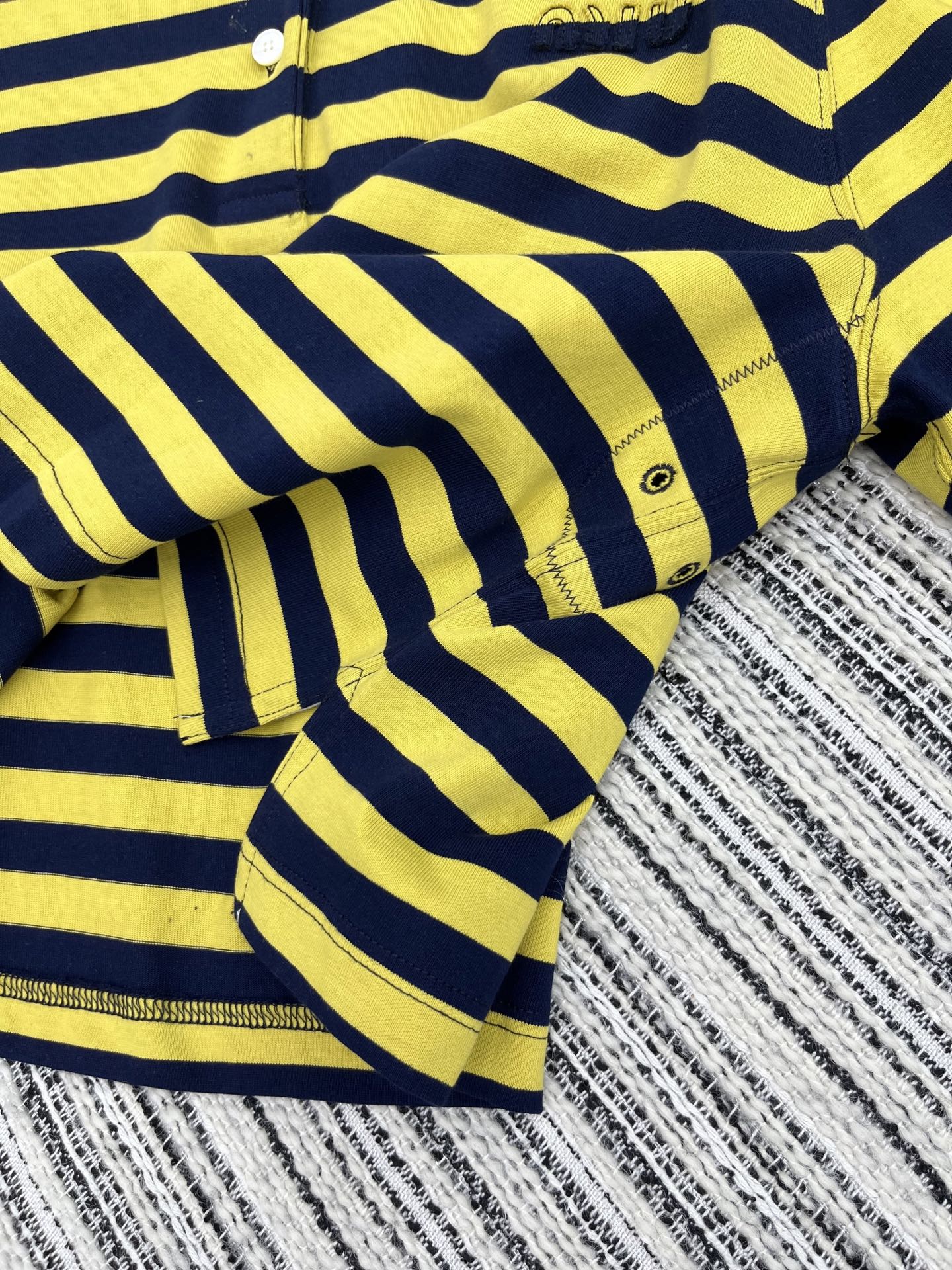 🛒𝐍𝐄𝐖 · 𝟐𝟎𝟐5/爆款现货

【原版定制】Miumi*｜25Fw早秋新款 间色🐝条纹短款翻领宽松版