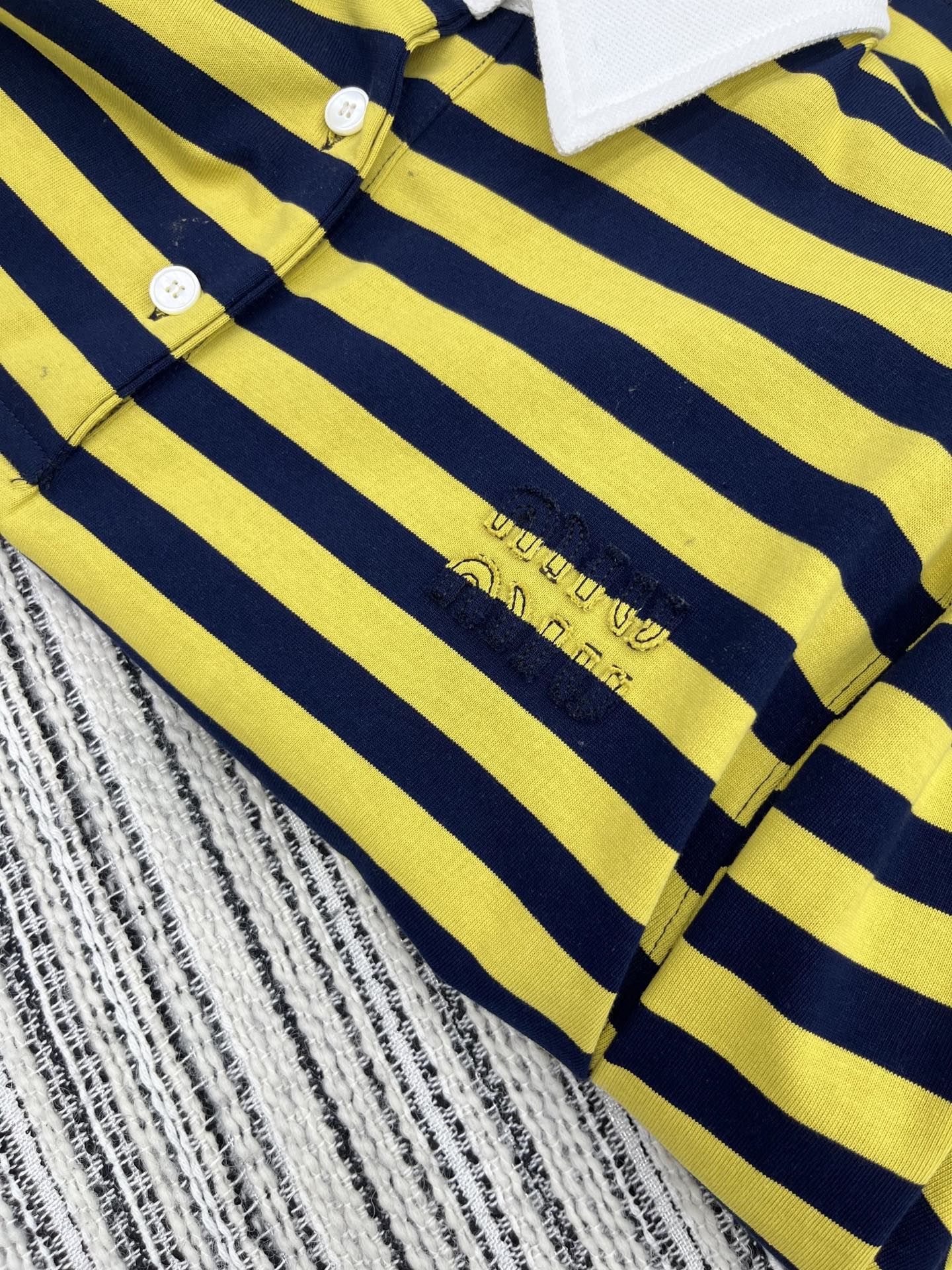 🛒𝐍𝐄𝐖 · 𝟐𝟎𝟐5/爆款现货

【原版定制】Miumi*｜25Fw早秋新款 间色🐝条纹短款翻领宽松版