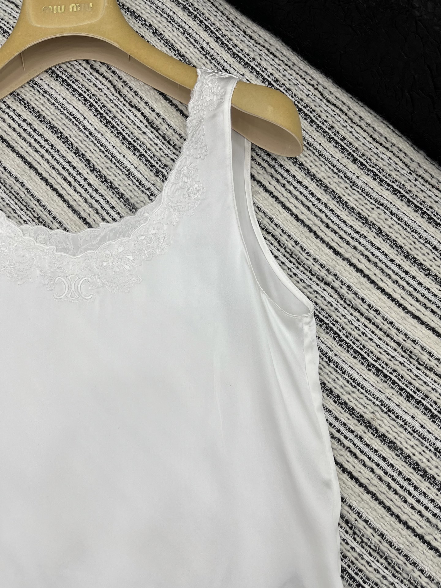 🛒𝐍𝐄𝐖 · 𝟐𝟎𝟐5/爆款

【原版定制】Celin*｜ 2025新品水溶绣花拼接真丝背心
定制YB进