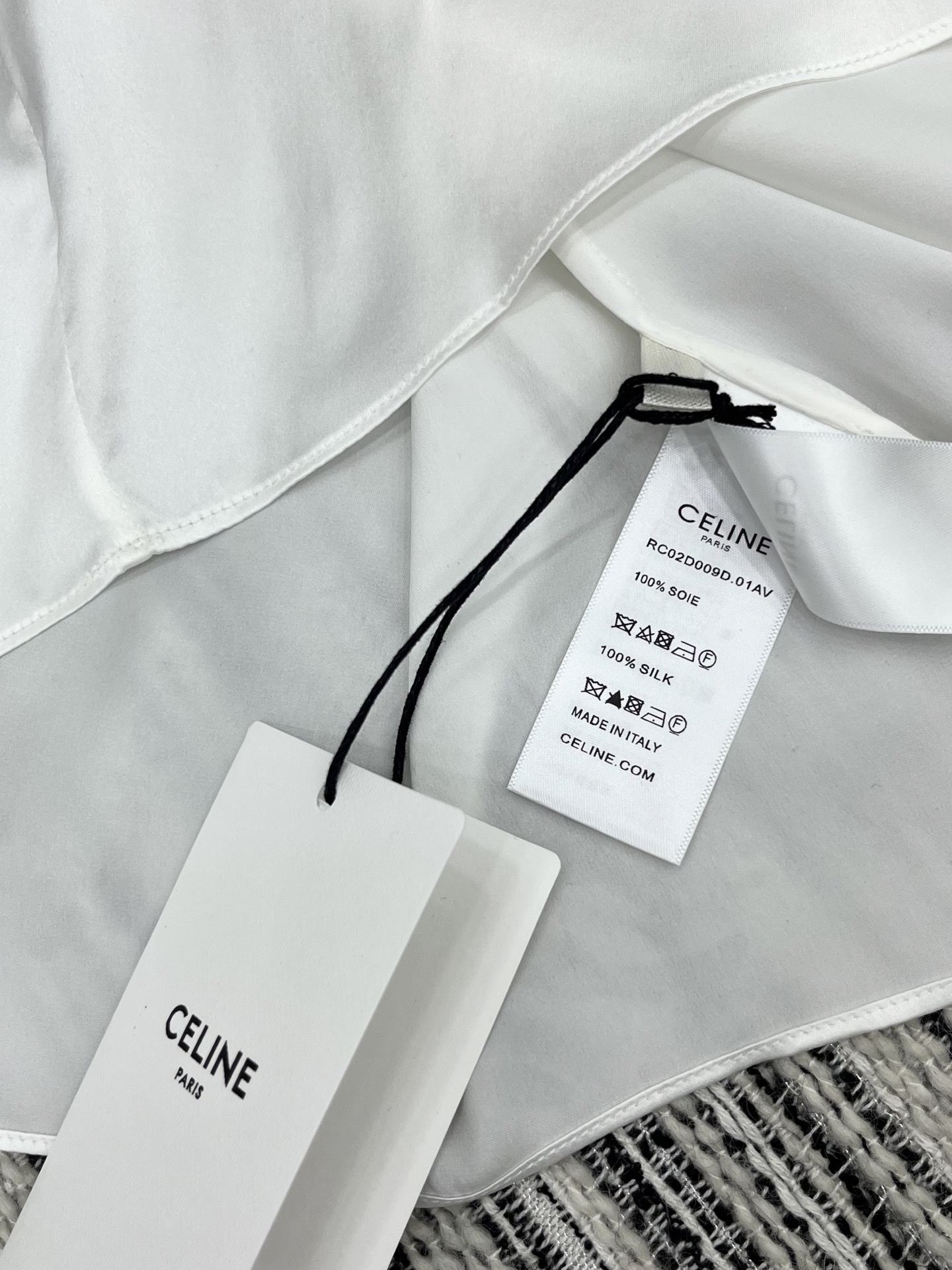 🛒𝐍𝐄𝐖 · 𝟐𝟎𝟐5/爆款

【原版定制】Celin*｜ 2025新品水溶绣花拼接真丝背心
定制YB进