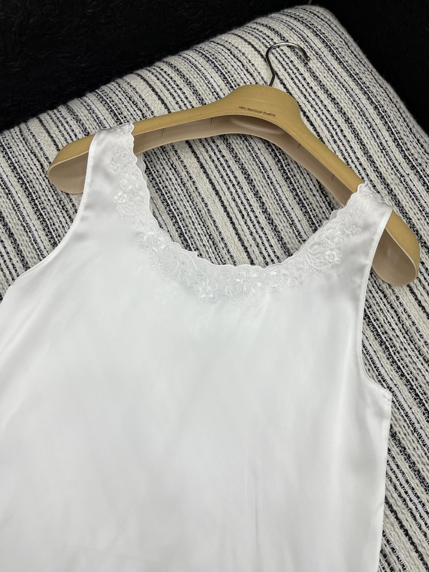 🛒𝐍𝐄𝐖 · 𝟐𝟎𝟐5/爆款

【原版定制】Celin*｜ 2025新品水溶绣花拼接真丝背心
定制YB进