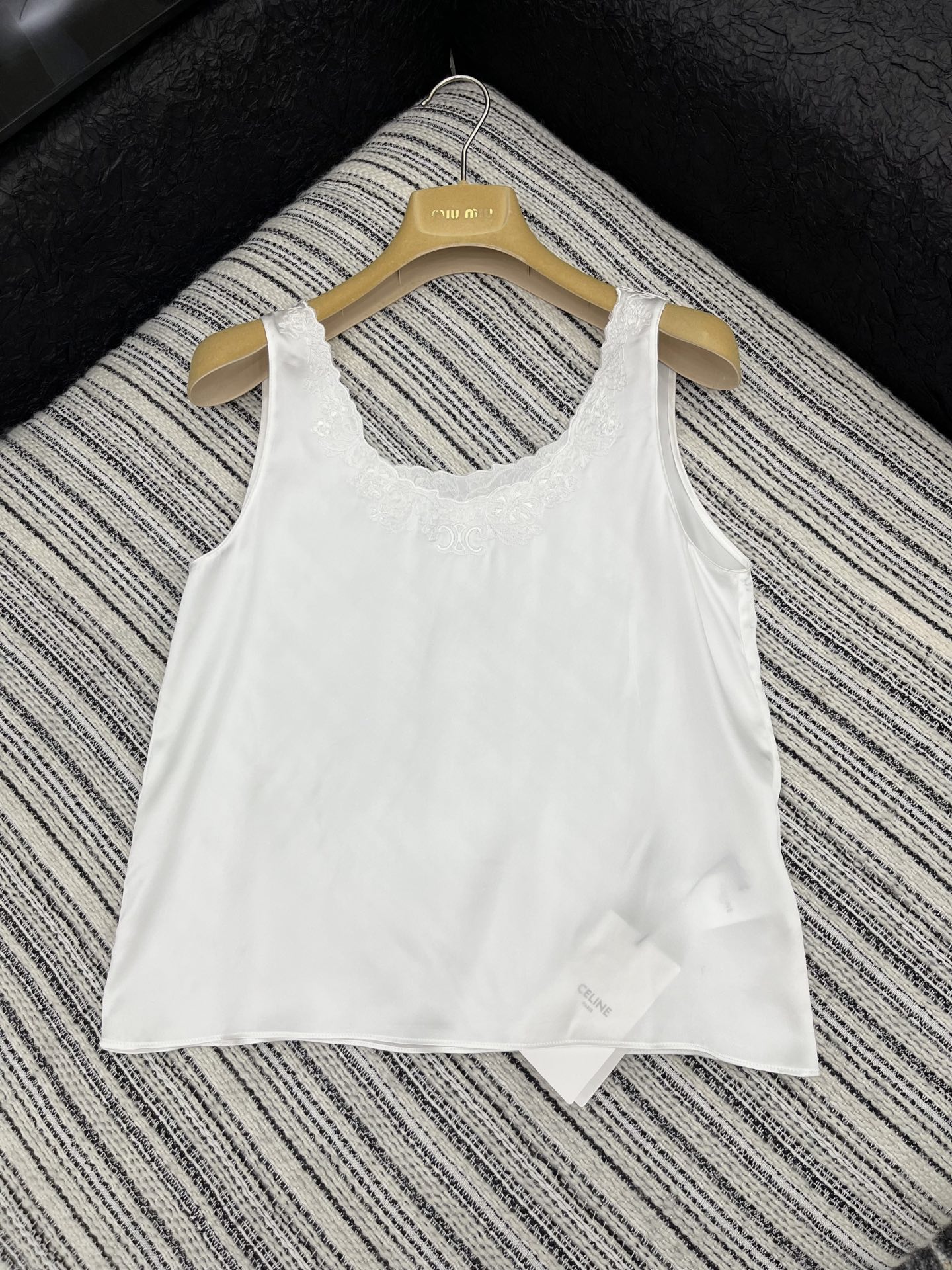 🛒𝐍𝐄𝐖 · 𝟐𝟎𝟐5/爆款

【原版定制】Celin*｜ 2025新品水溶绣花拼接真丝背心
定制YB进