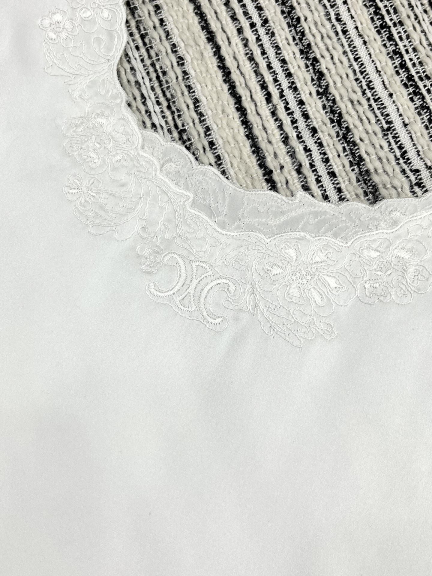 🛒𝐍𝐄𝐖 · 𝟐𝟎𝟐5/爆款

【原版定制】Celin*｜ 2025新品水溶绣花拼接真丝背心
定制YB进
