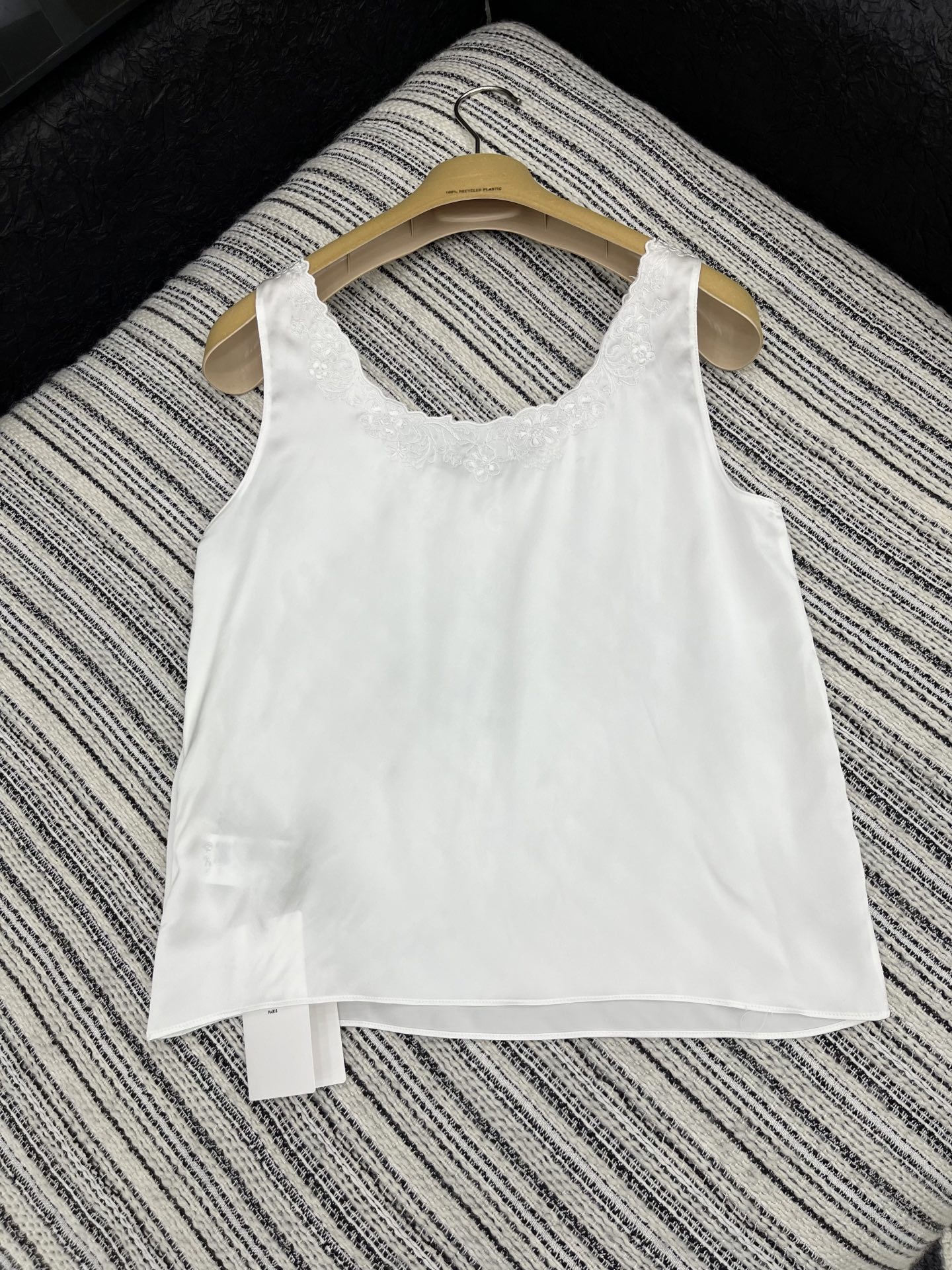 🛒𝐍𝐄𝐖 · 𝟐𝟎𝟐5/爆款

【原版定制】Celin*｜ 2025新品水溶绣花拼接真丝背心
定制YB进