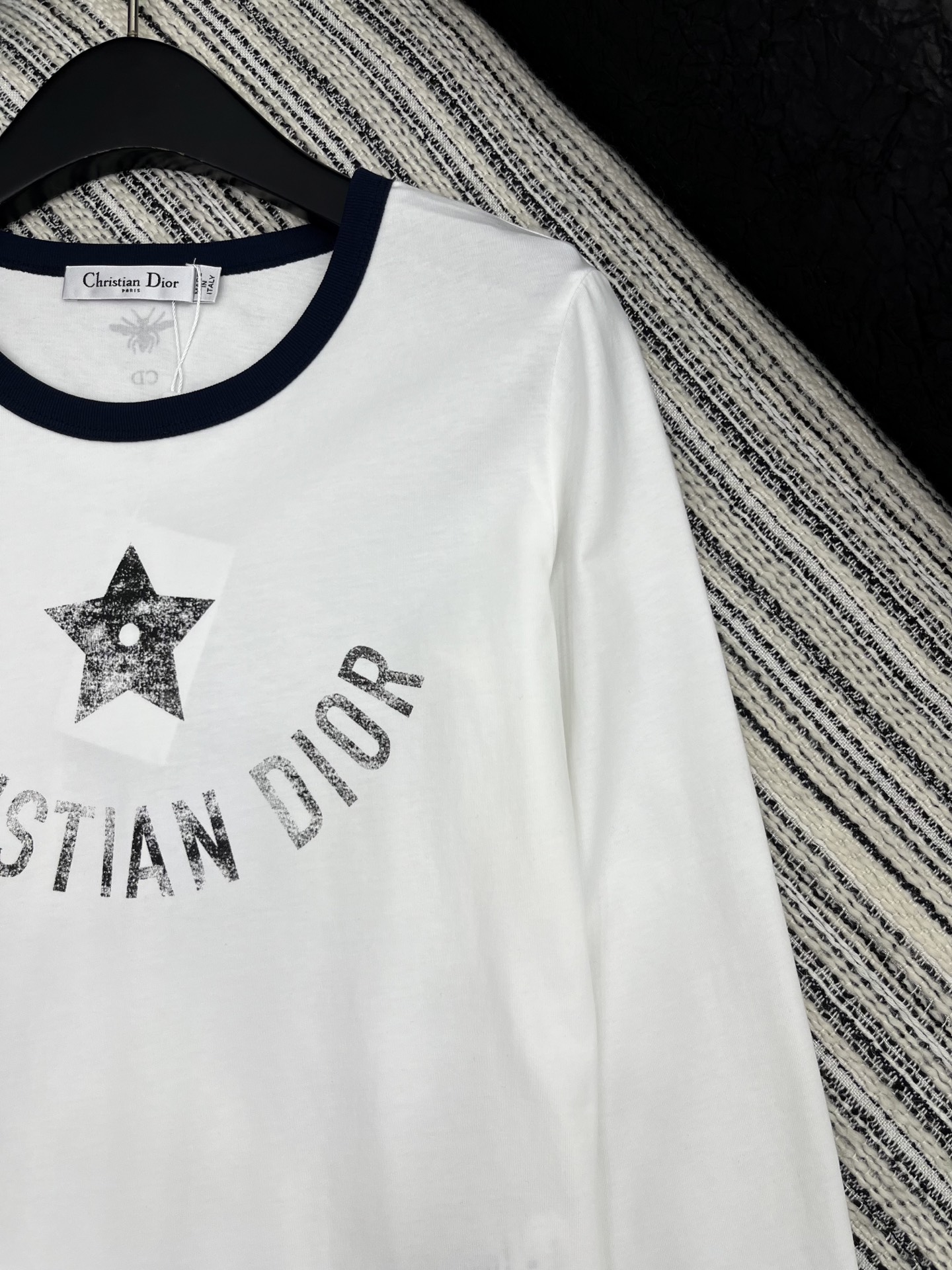 🛒𝐍𝐄𝐖 · 𝟐𝟎𝟐5/爆款现货

原单品质  Dio*｜25早秋新款印花字母圆领长袖T恤
不同于传统的