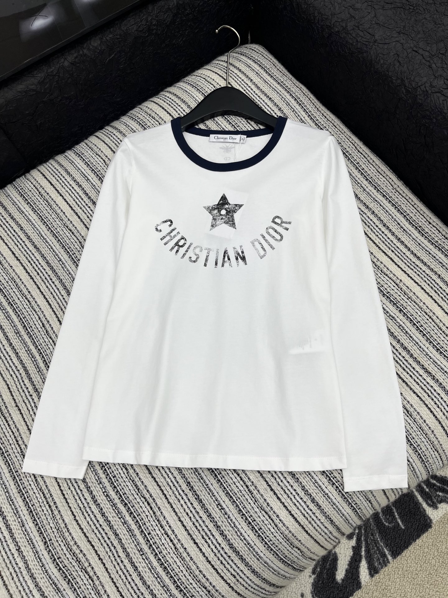 🛒𝐍𝐄𝐖 · 𝟐𝟎𝟐5/爆款现货

原单品质  Dio*｜25早秋新款印花字母圆领长袖T恤
不同于传统的