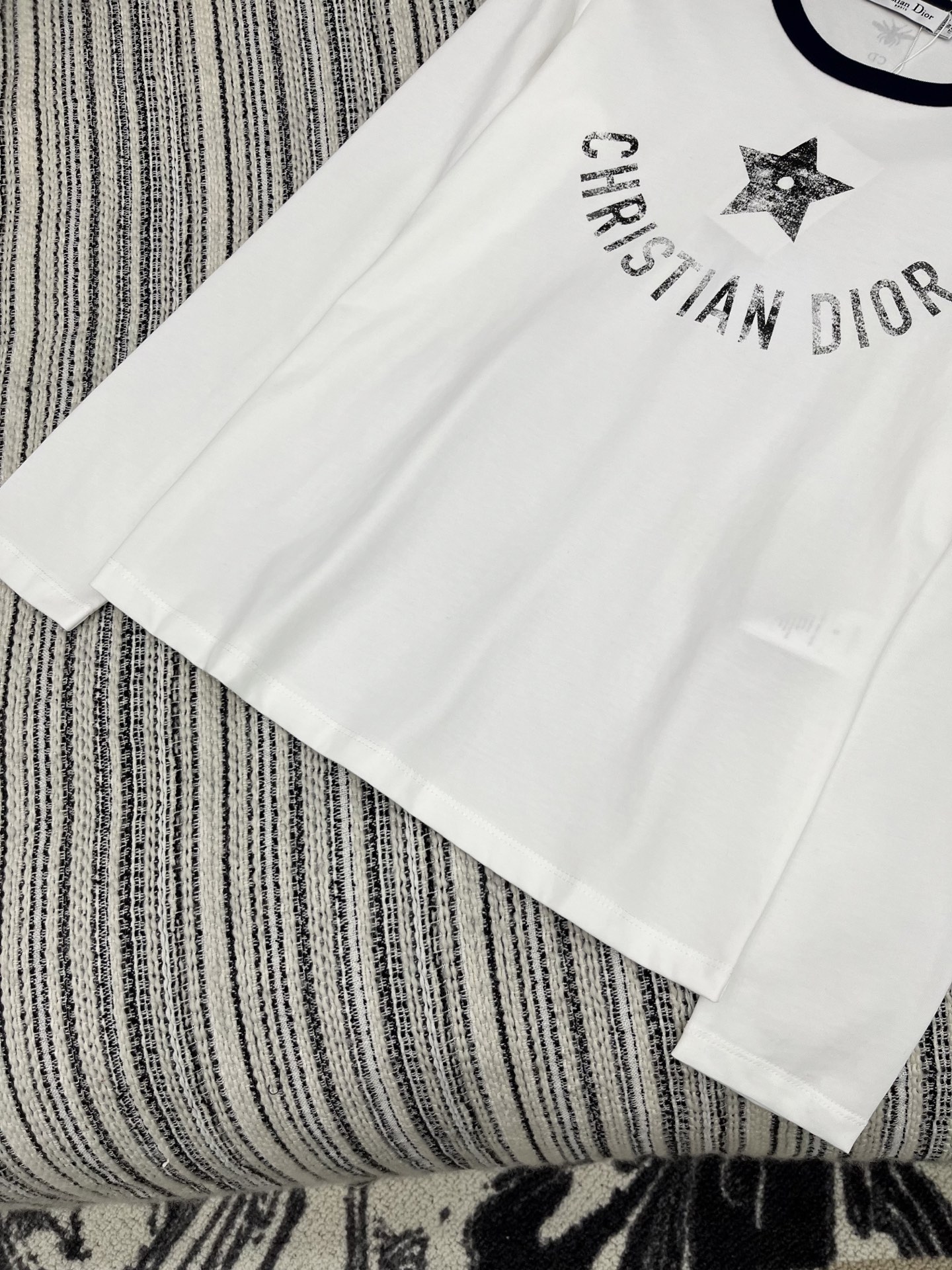 🛒𝐍𝐄𝐖 · 𝟐𝟎𝟐5/爆款现货

原单品质  Dio*｜25早秋新款印花字母圆领长袖T恤
不同于传统的