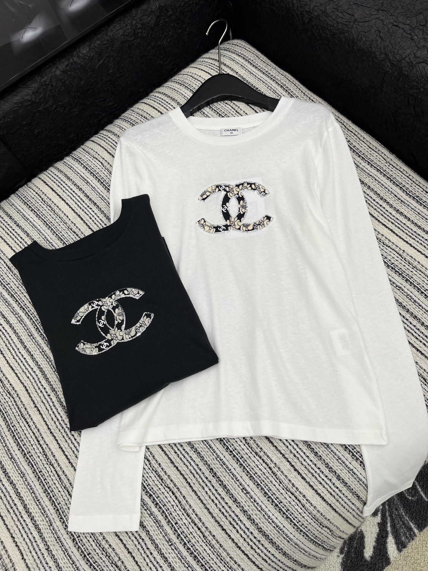 🛒𝐍𝐄𝐖 · 𝟐𝟎𝟐5/爆款现货

原单品质  Chane*｜2025件新款重工手工珠片提花长袖T
宽松