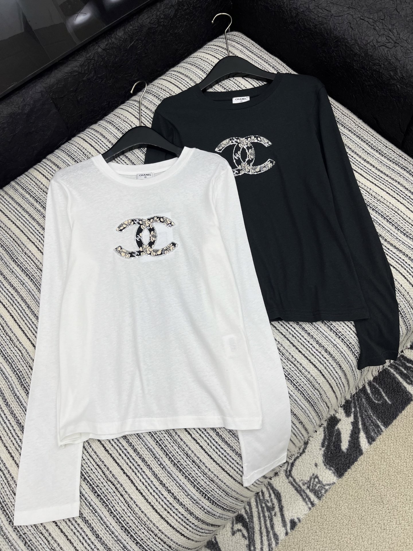 🛒𝐍𝐄𝐖 · 𝟐𝟎𝟐5/爆款现货

原单品质  Chane*｜2025件新款重工手工珠片提花长袖T
宽松