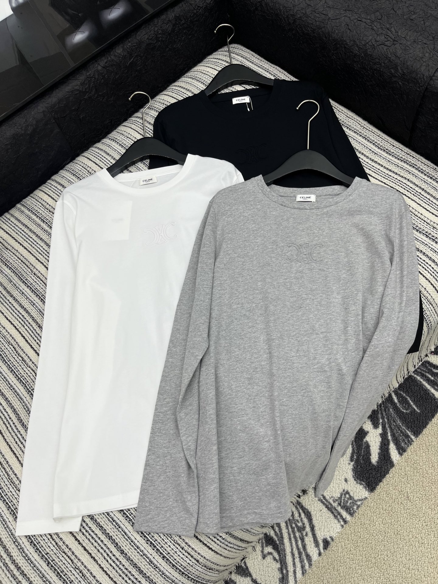 🛒𝐍𝐄𝐖 · 𝟐𝟎𝟐5/爆款现货

原单品质  Celin*｜2025件新款凯旋logo长袖T
宽松慵懒