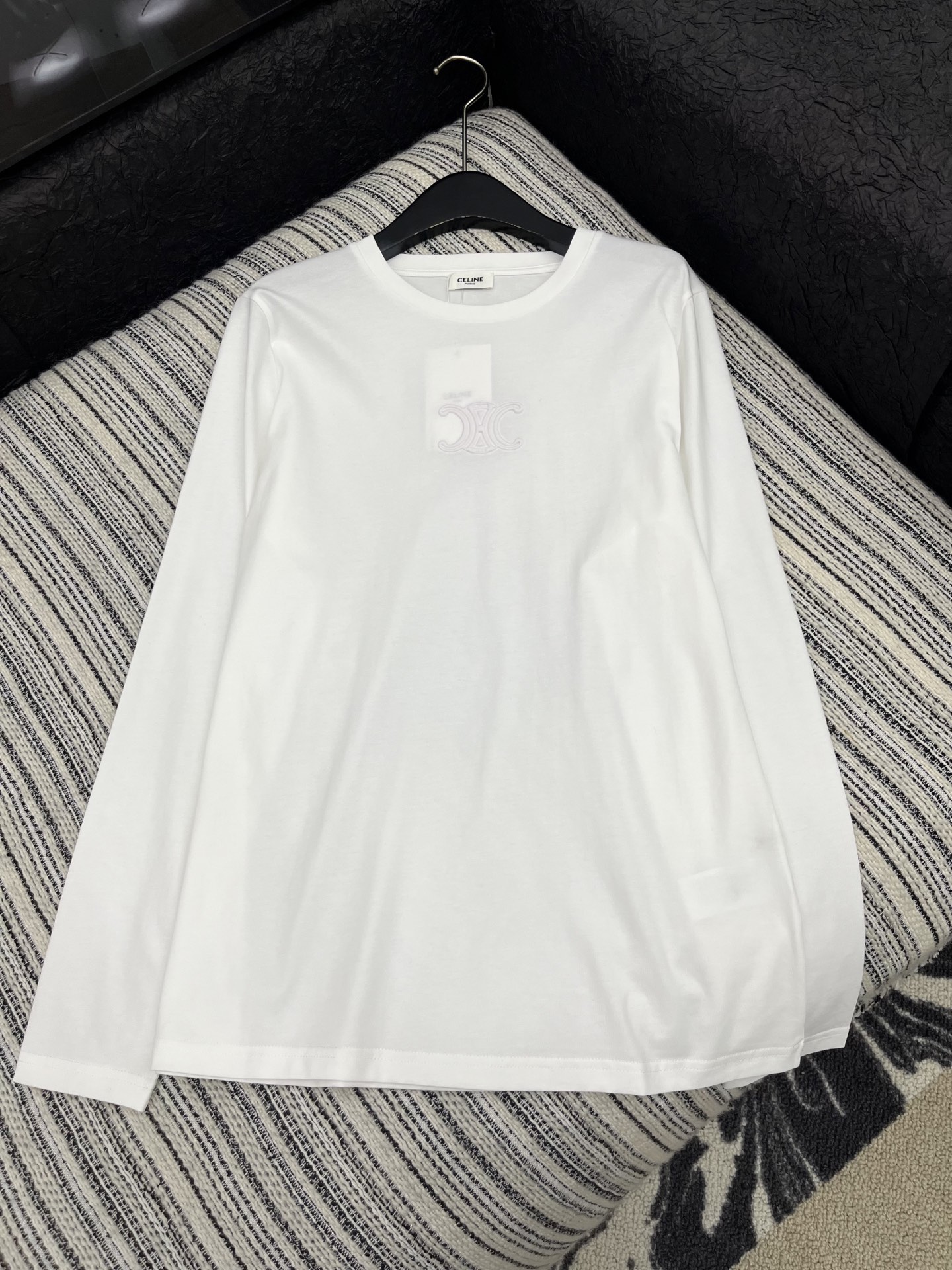 🛒𝐍𝐄𝐖 · 𝟐𝟎𝟐5/爆款现货

原单品质  Celin*｜2025件新款凯旋logo长袖T
宽松慵懒