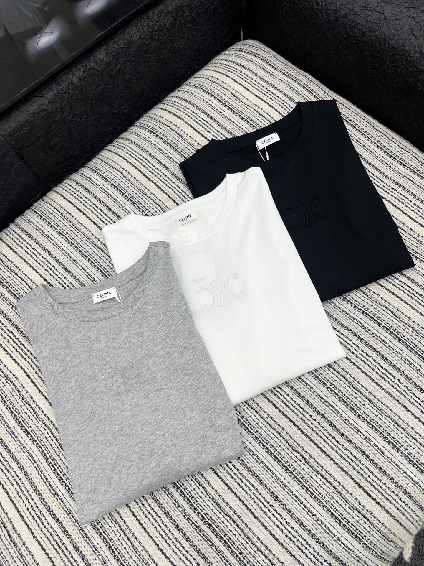 🛒𝐍𝐄𝐖 · 𝟐𝟎𝟐5/爆款现货

原单品质  Celin*｜2025件新款凯旋logo长袖T
宽松慵懒