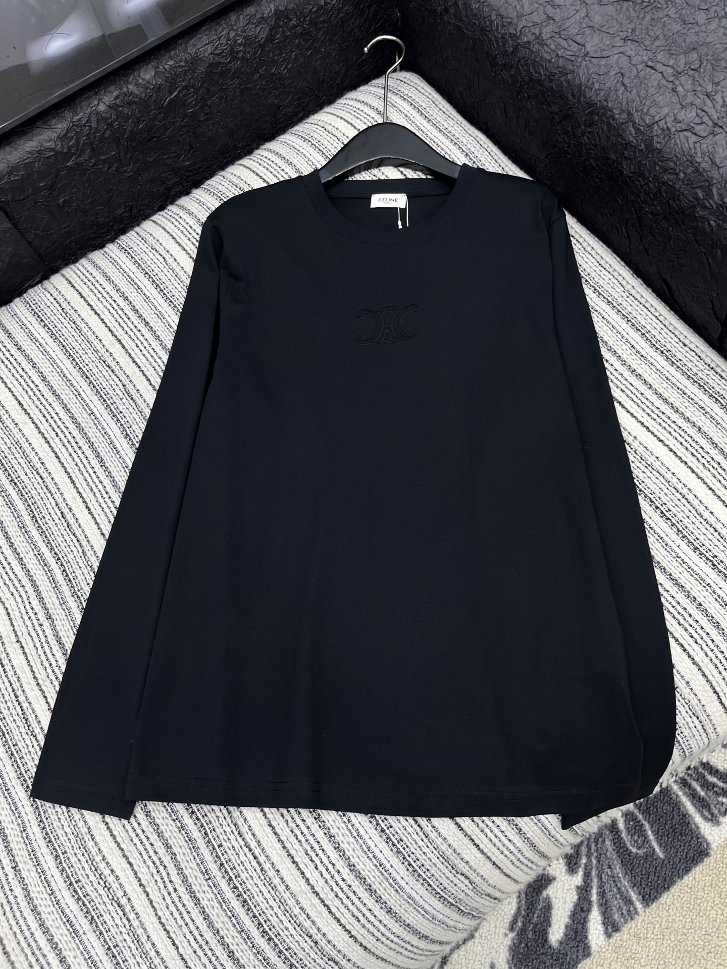 🛒𝐍𝐄𝐖 · 𝟐𝟎𝟐5/爆款现货

原单品质  Celin*｜2025件新款凯旋logo长袖T
宽松慵懒