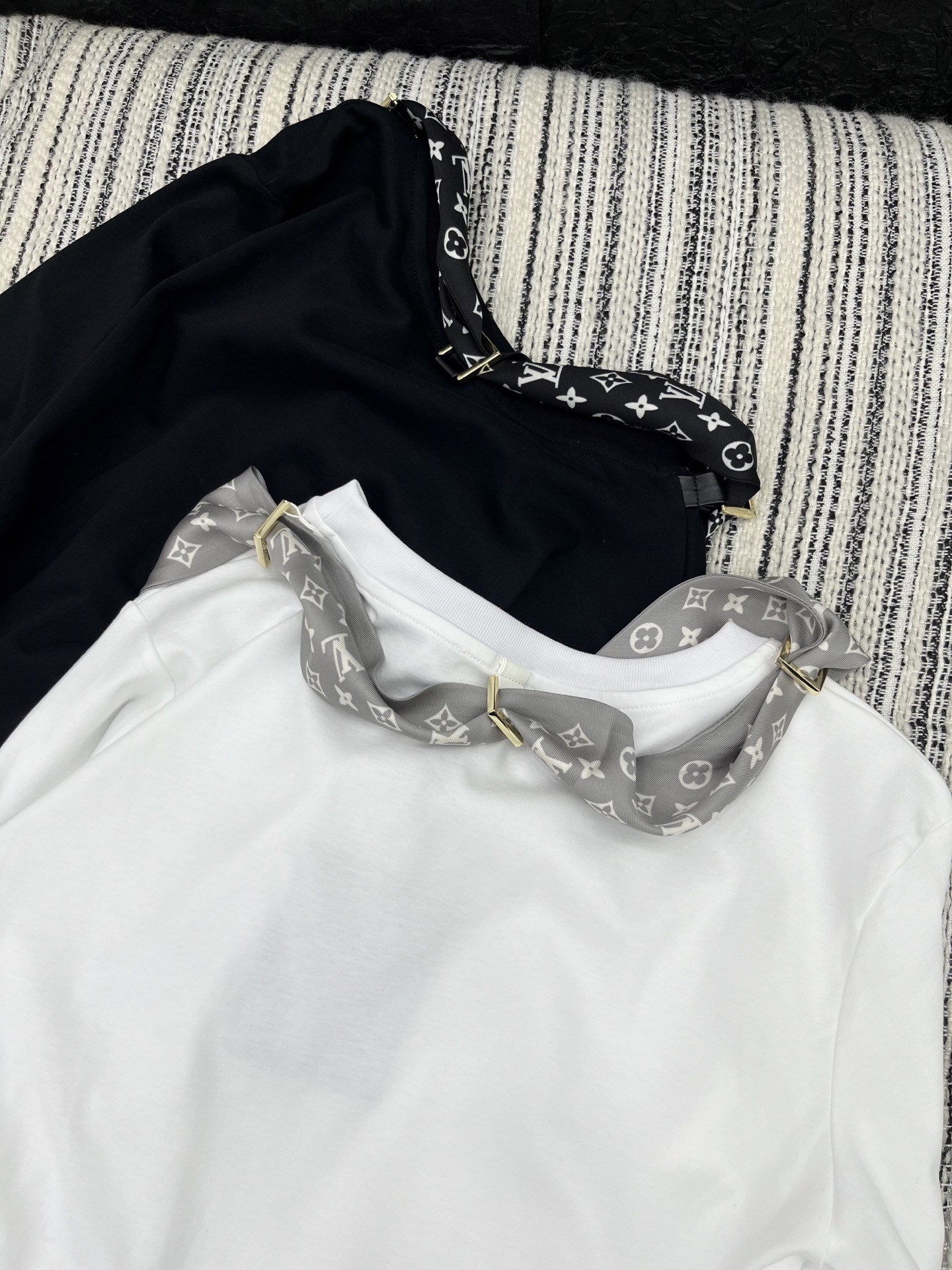 🛒𝐍𝐄𝐖 · 𝟐𝟎𝟐5/爆款现货

原单品质 Lv*｜25早秋丝巾配饰长袖T恤
精致版型上身巨显瘦！
定