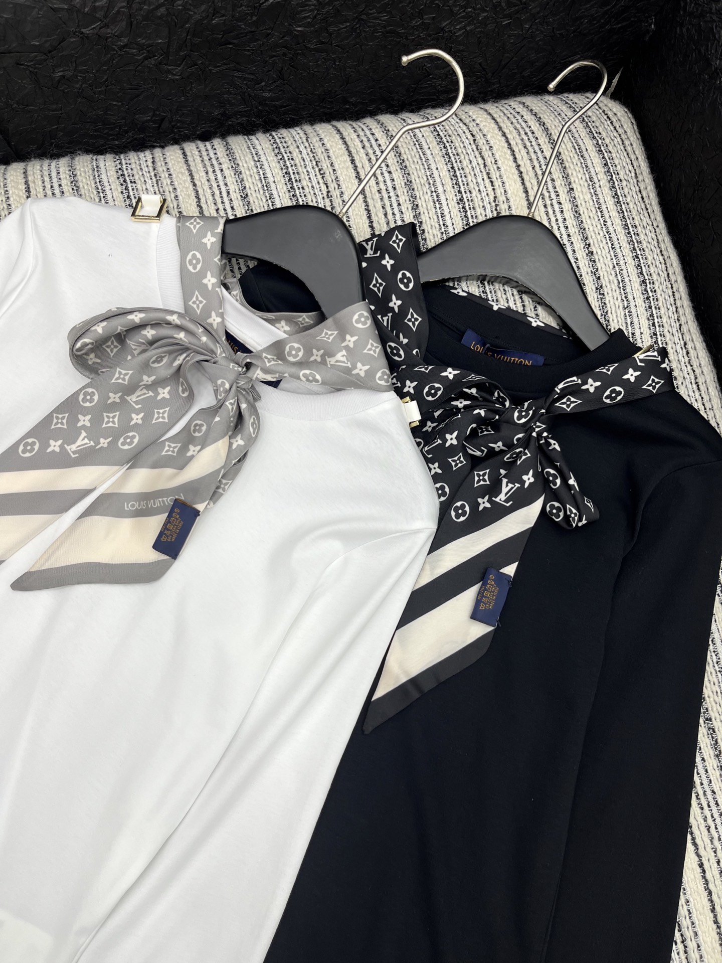 🛒𝐍𝐄𝐖 · 𝟐𝟎𝟐5/爆款现货

原单品质 Lv*｜25早秋丝巾配饰长袖T恤
精致版型上身巨显瘦！
定