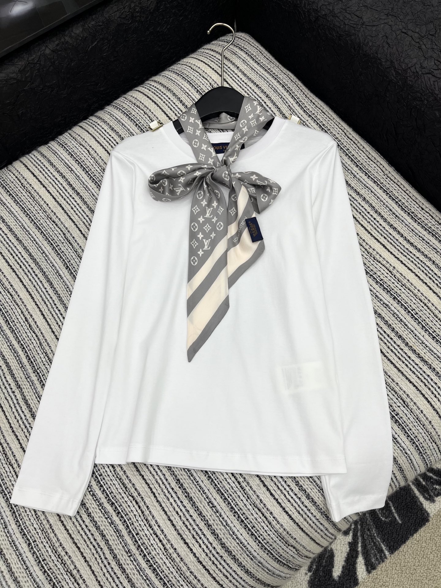 🛒𝐍𝐄𝐖 · 𝟐𝟎𝟐5/爆款现货

原单品质 Lv*｜25早秋丝巾配饰长袖T恤
精致版型上身巨显瘦！
定