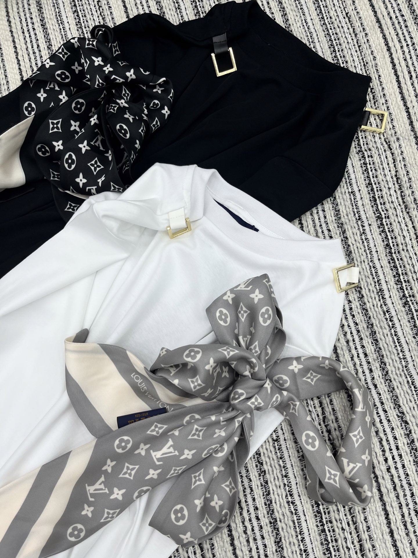 🛒𝐍𝐄𝐖 · 𝟐𝟎𝟐5/爆款现货

原单品质 Lv*｜25早秋丝巾配饰长袖T恤
精致版型上身巨显瘦！
定