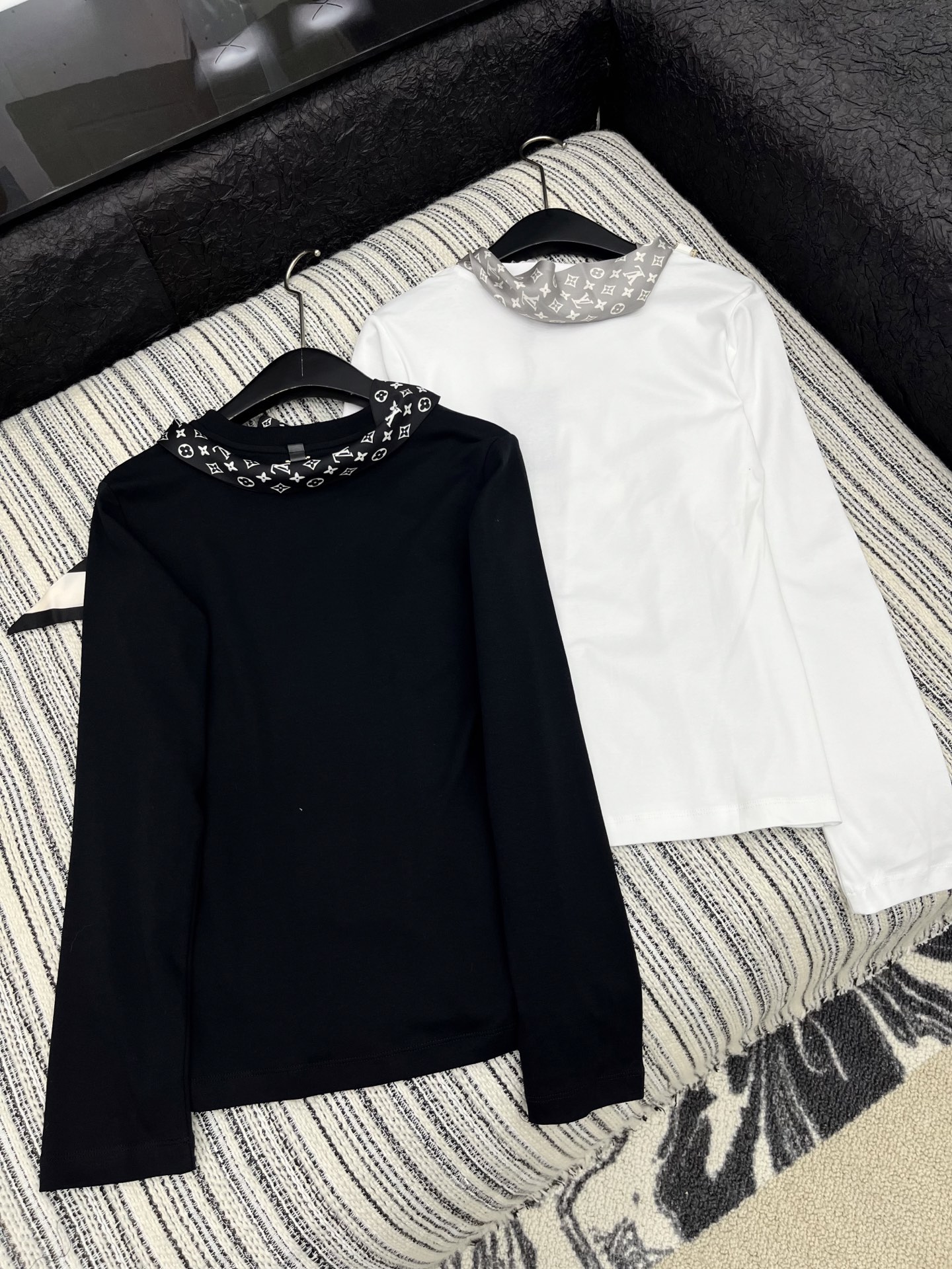 🛒𝐍𝐄𝐖 · 𝟐𝟎𝟐5/爆款现货

原单品质 Lv*｜25早秋丝巾配饰长袖T恤
精致版型上身巨显瘦！
定