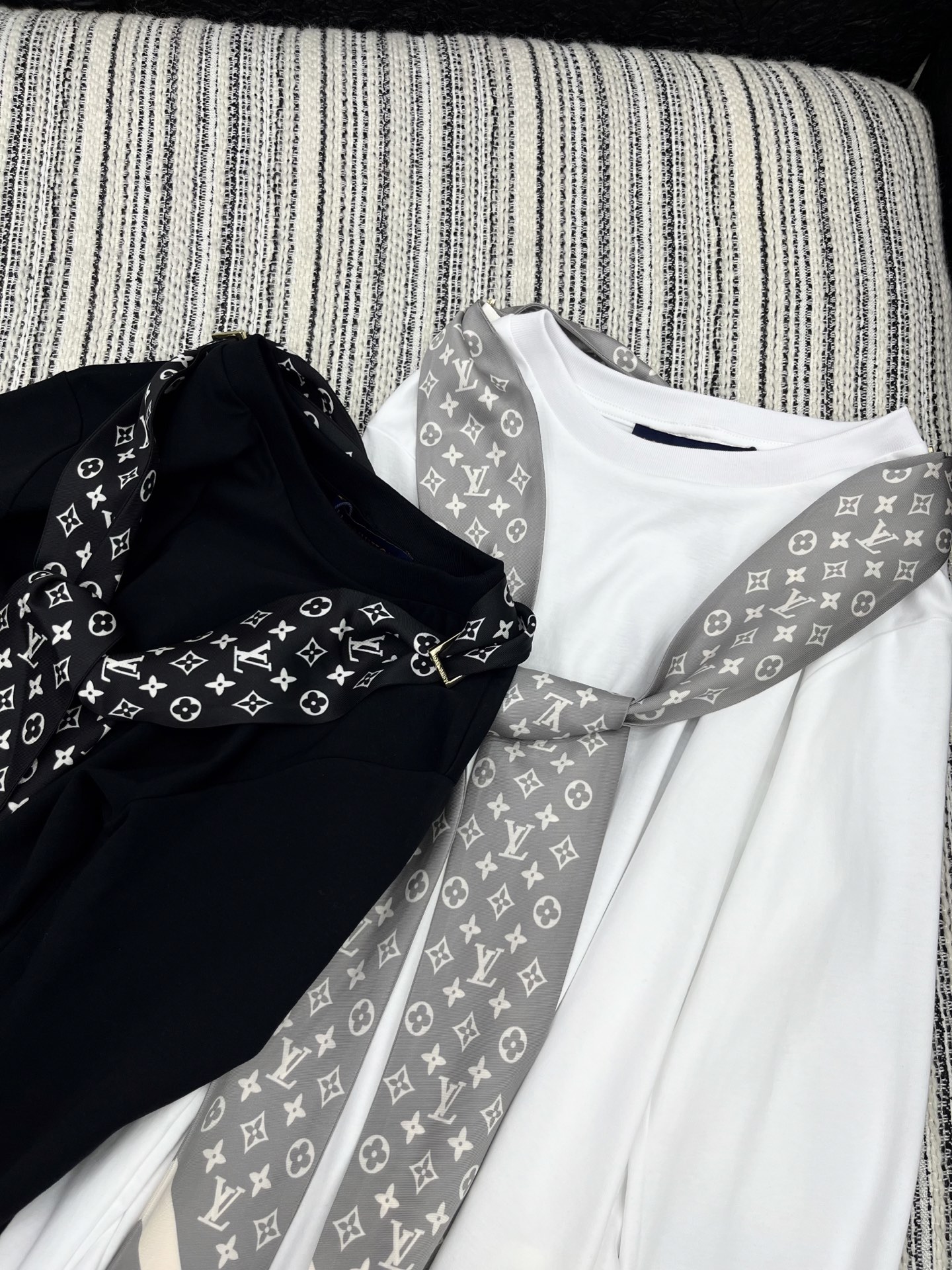 🛒𝐍𝐄𝐖 · 𝟐𝟎𝟐5/爆款现货

原单品质 Lv*｜25早秋丝巾配饰长袖T恤
精致版型上身巨显瘦！
定