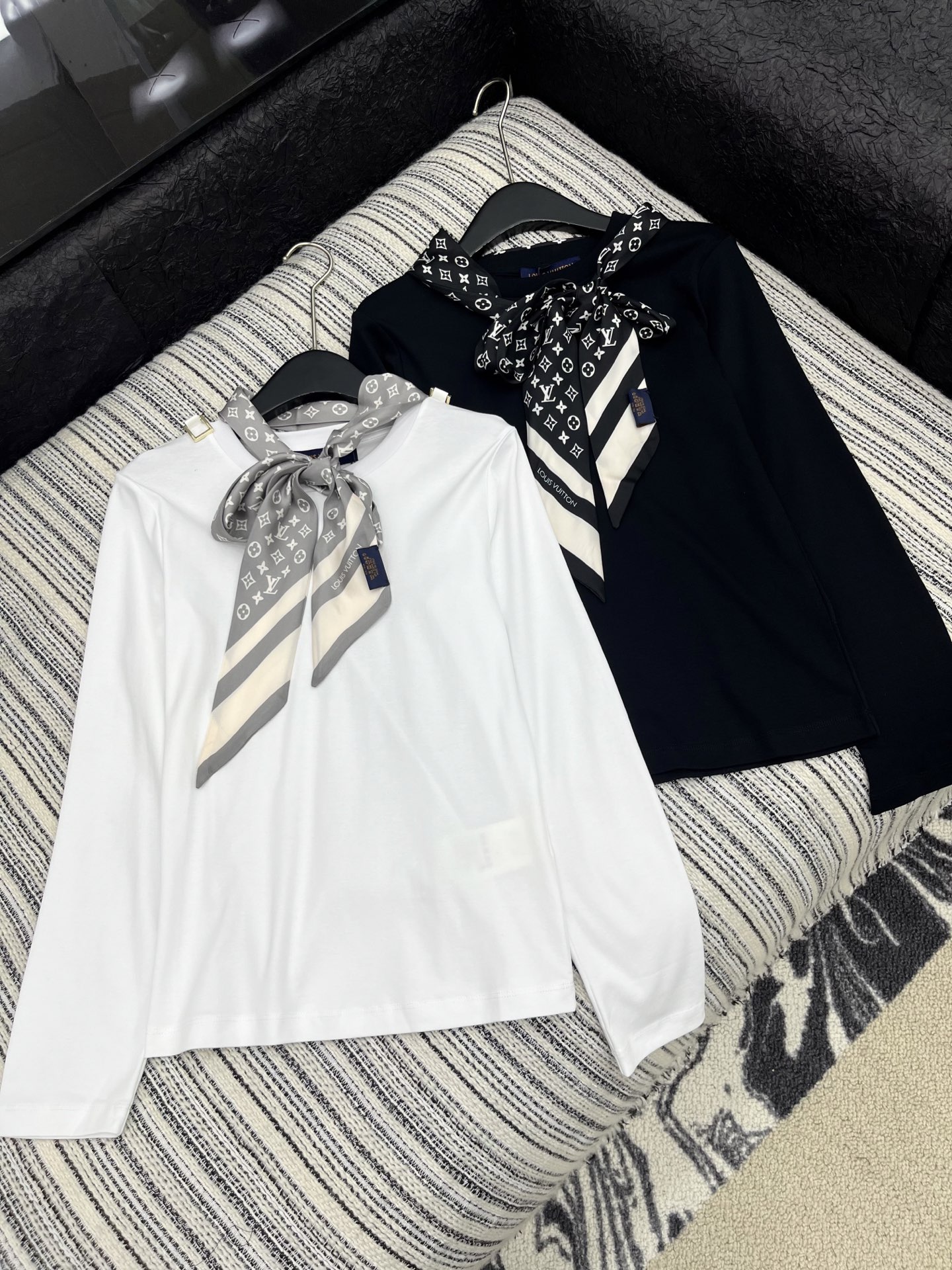 🛒𝐍𝐄𝐖 · 𝟐𝟎𝟐5/爆款现货

原单品质 Lv*｜25早秋丝巾配饰长袖T恤
精致版型上身巨显瘦！
定