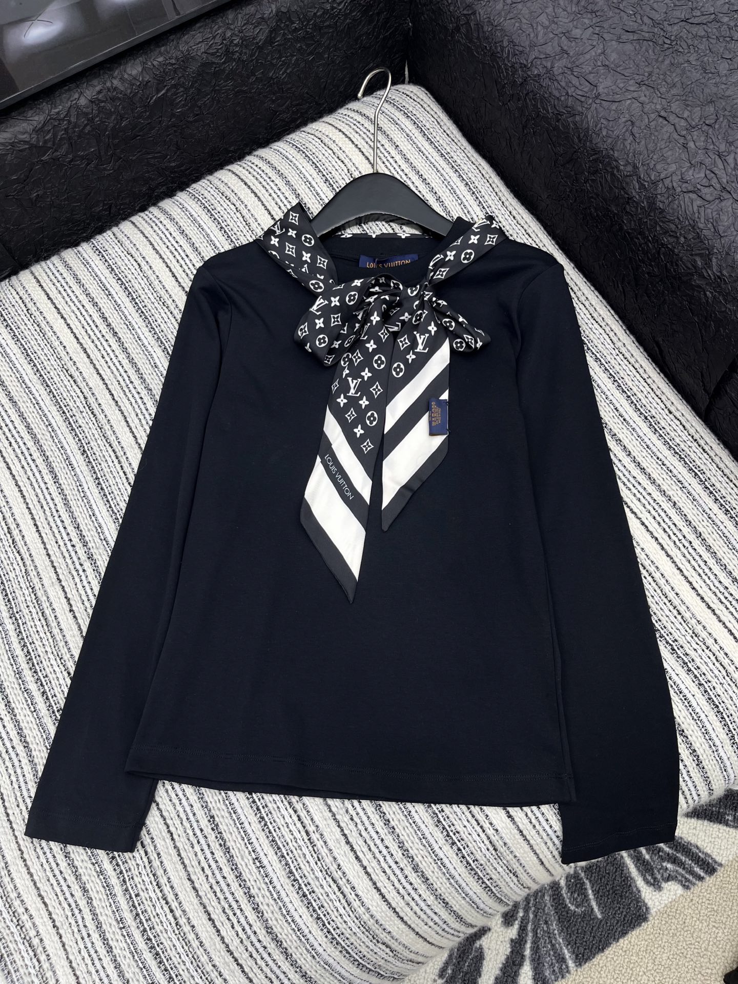 🛒𝐍𝐄𝐖 · 𝟐𝟎𝟐5/爆款现货

原单品质 Lv*｜25早秋丝巾配饰长袖T恤
精致版型上身巨显瘦！
定