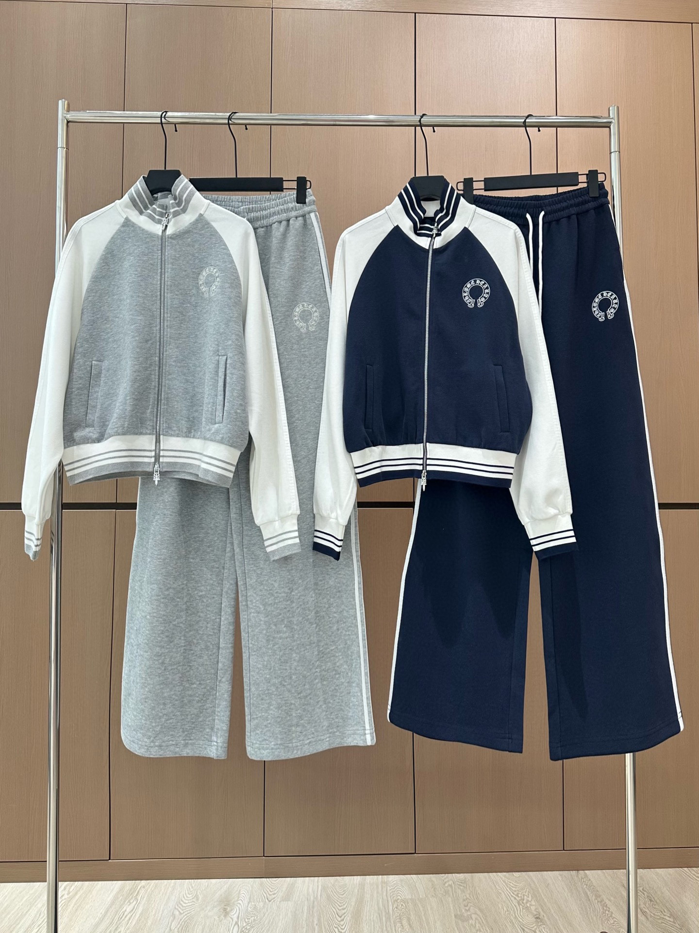 🛒𝐍𝐄𝐖 · 𝟐𝟎𝟐5/爆款现货

设计师 原创｜25秋冬新品套装！
高端定制撞色拉链外套，搭配松紧腰长