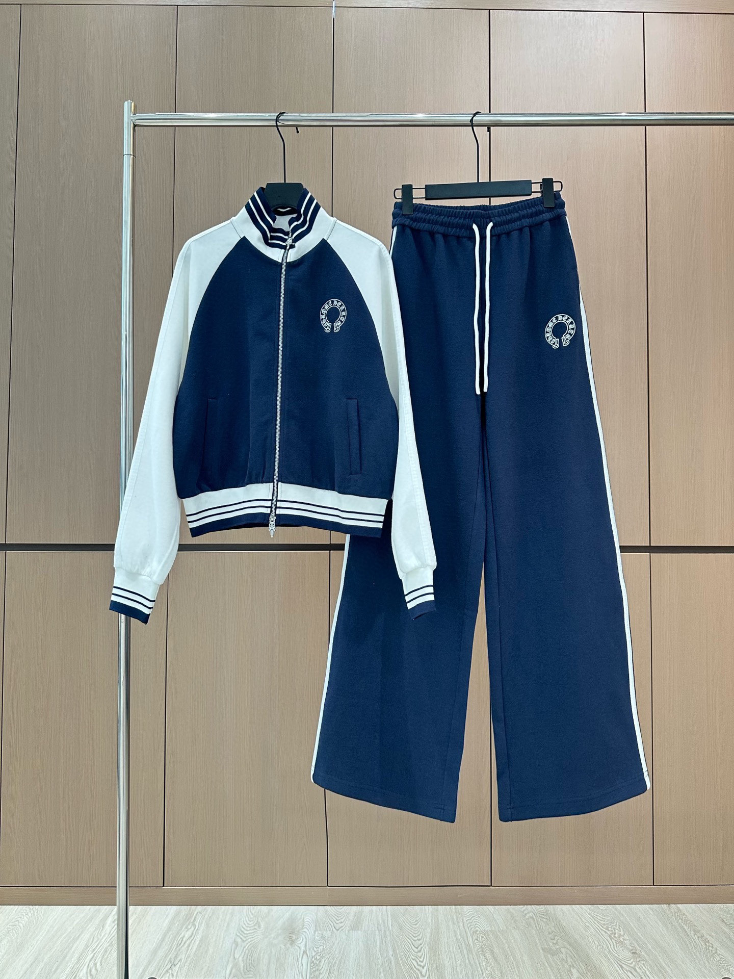 🛒𝐍𝐄𝐖 · 𝟐𝟎𝟐5/爆款现货

设计师 原创｜25秋冬新品套装！
高端定制撞色拉链外套，搭配松紧腰长