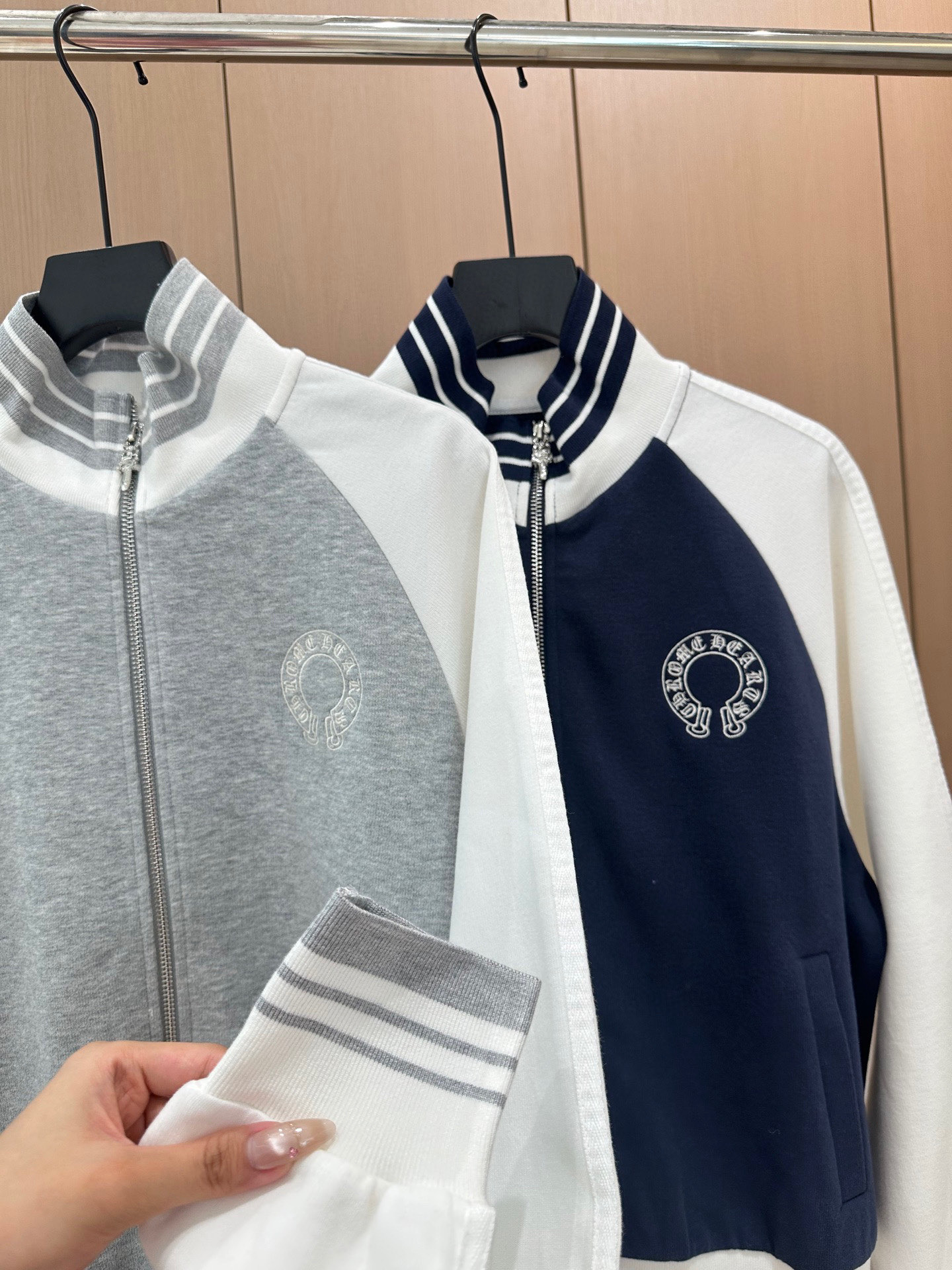 🛒𝐍𝐄𝐖 · 𝟐𝟎𝟐5/爆款现货

设计师 原创｜25秋冬新品套装！
高端定制撞色拉链外套，搭配松紧腰长