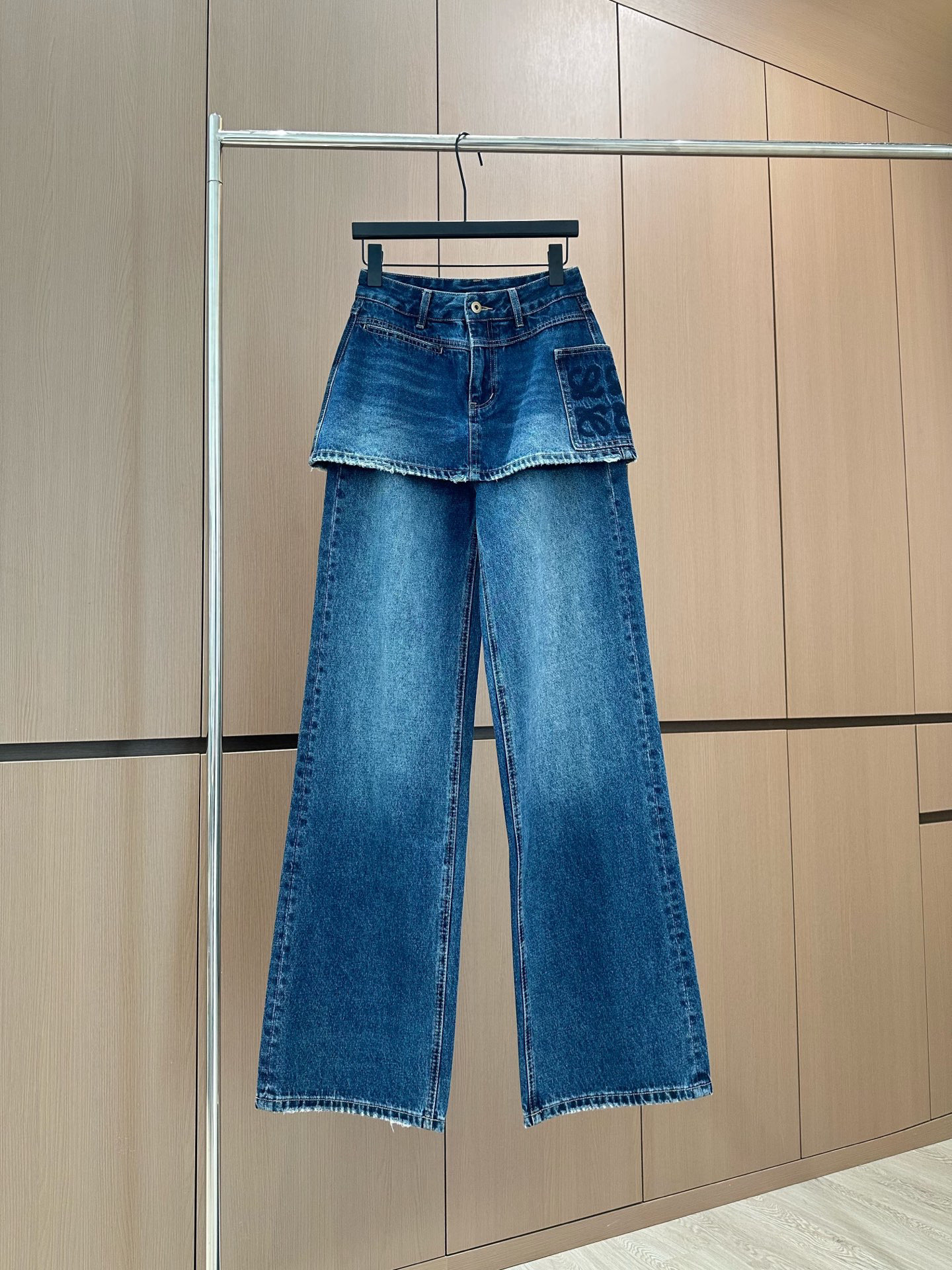 🛒𝐍𝐄𝐖 · 𝟐𝟎𝟐5/爆款现货

设计师原创｜2025围裙式叠搭牛仔裤
定制YB斜纹棉牛仔材质 工艺洗