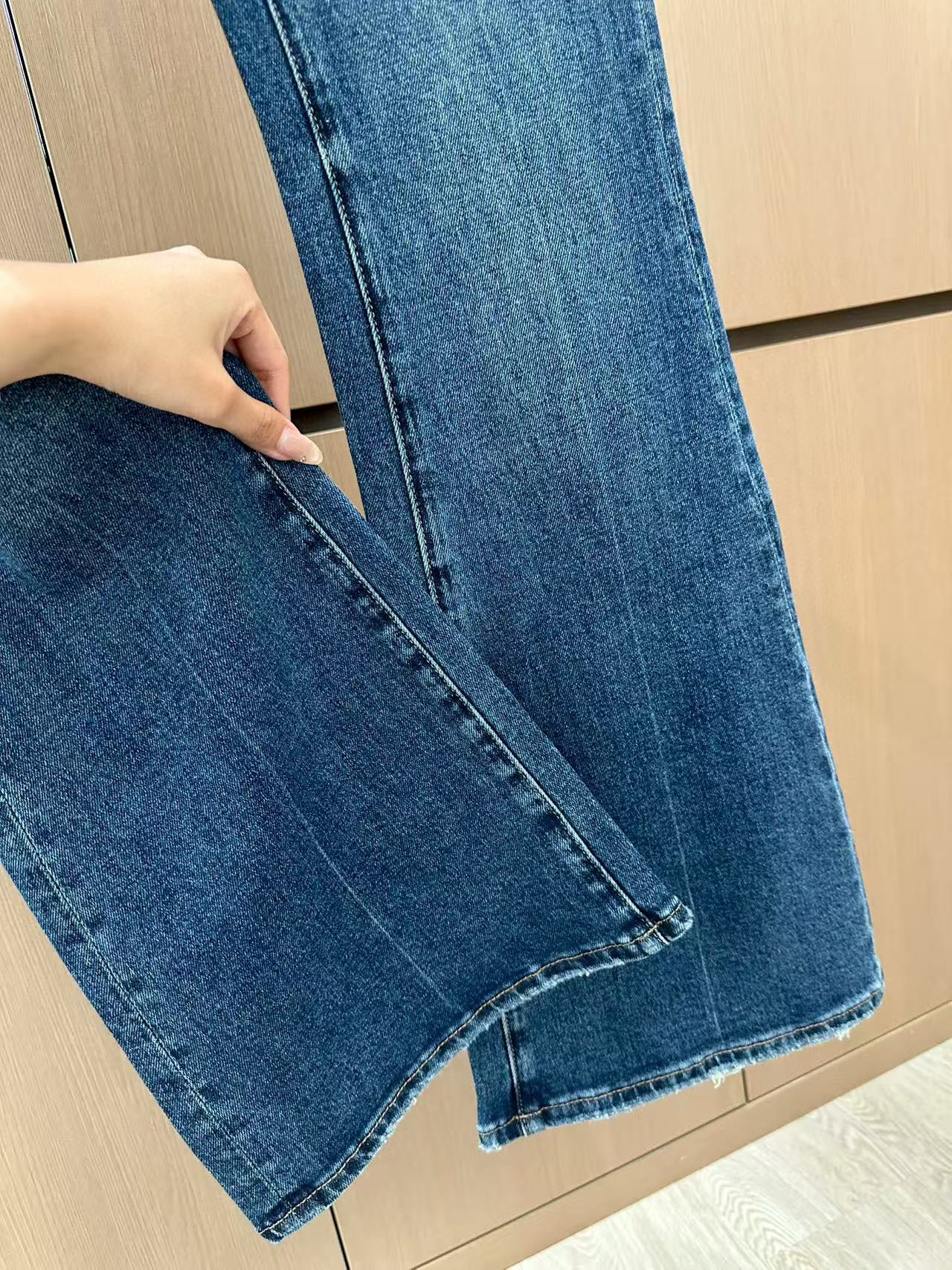 🛒𝐍𝐄𝐖 · 𝟐𝟎𝟐5/爆款现货

设计师原创｜女神同款微喇牛仔裤 
这款牛仔裤选用优质面料，工艺渐变色