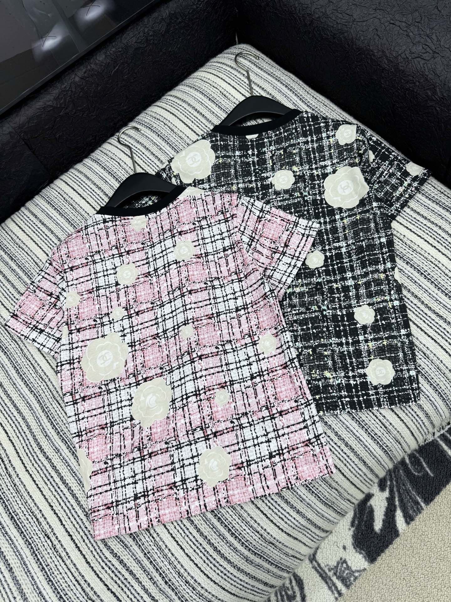 🛒𝐍𝐄𝐖 · 𝟐𝟎𝟐5/爆款现货

原单品质  Chan*｜25新品印花短袖T恤
精致版型 上身巨显瘦！