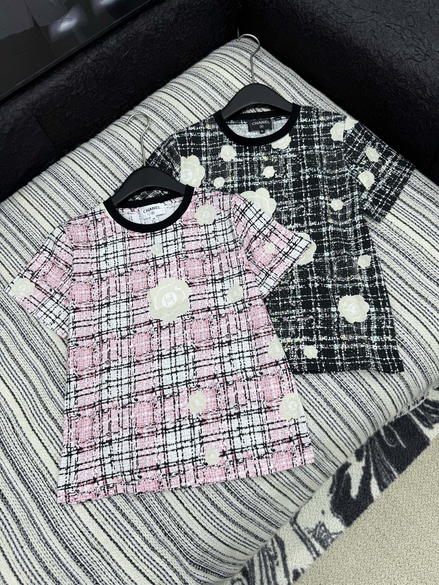 🛒𝐍𝐄𝐖 · 𝟐𝟎𝟐5/爆款现货

原单品质  Chan*｜25新品印花短袖T恤
精致版型 上身巨显瘦！