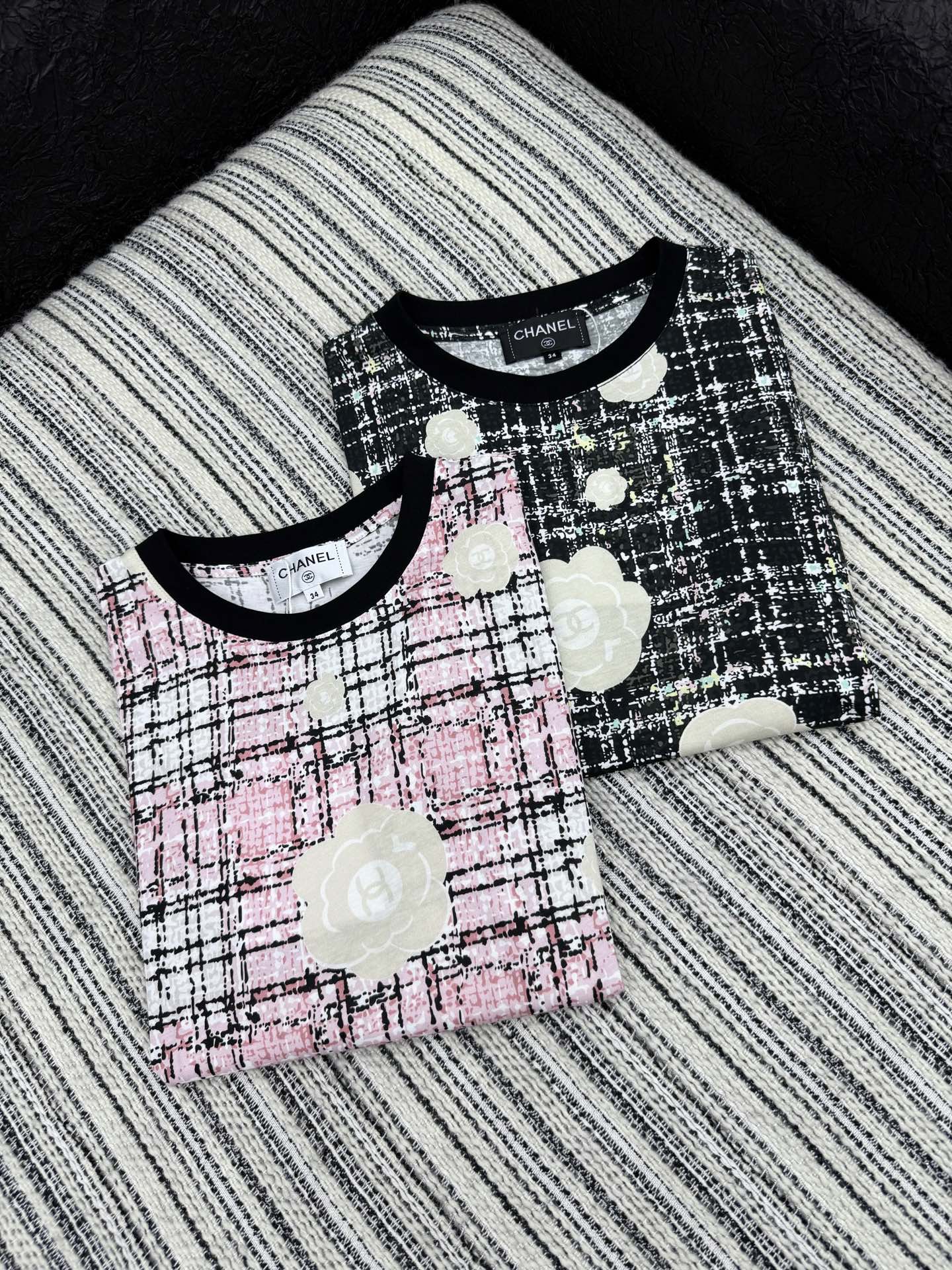 🛒𝐍𝐄𝐖 · 𝟐𝟎𝟐5/爆款现货

原单品质  Chan*｜25新品印花短袖T恤
精致版型 上身巨显瘦！