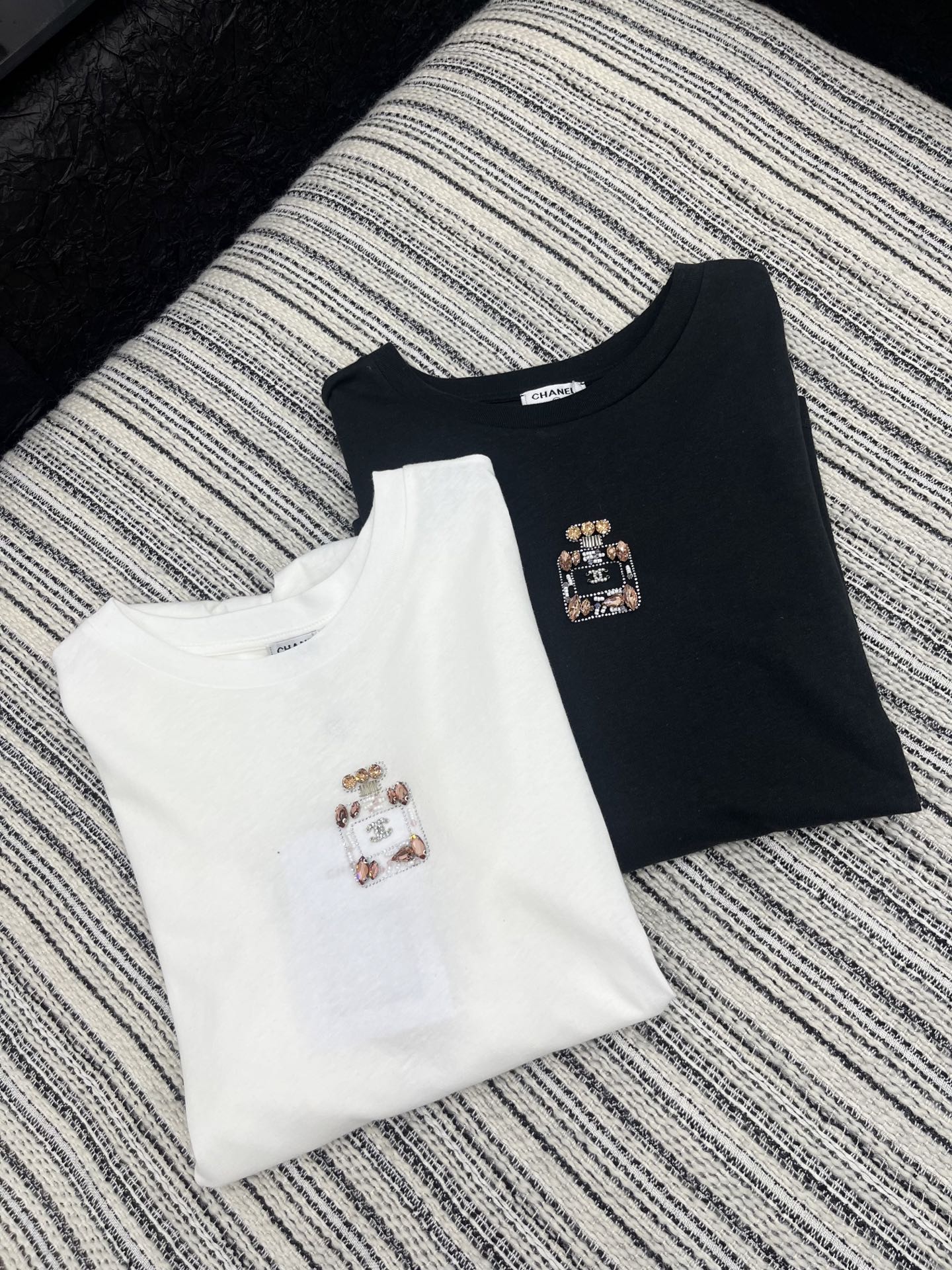 🛒𝐍𝐄𝐖 · 𝟐𝟎𝟐5/爆款现货

原单品质  Chane*｜2025新款手工香水瓶长袖T
宽松慵懒版型