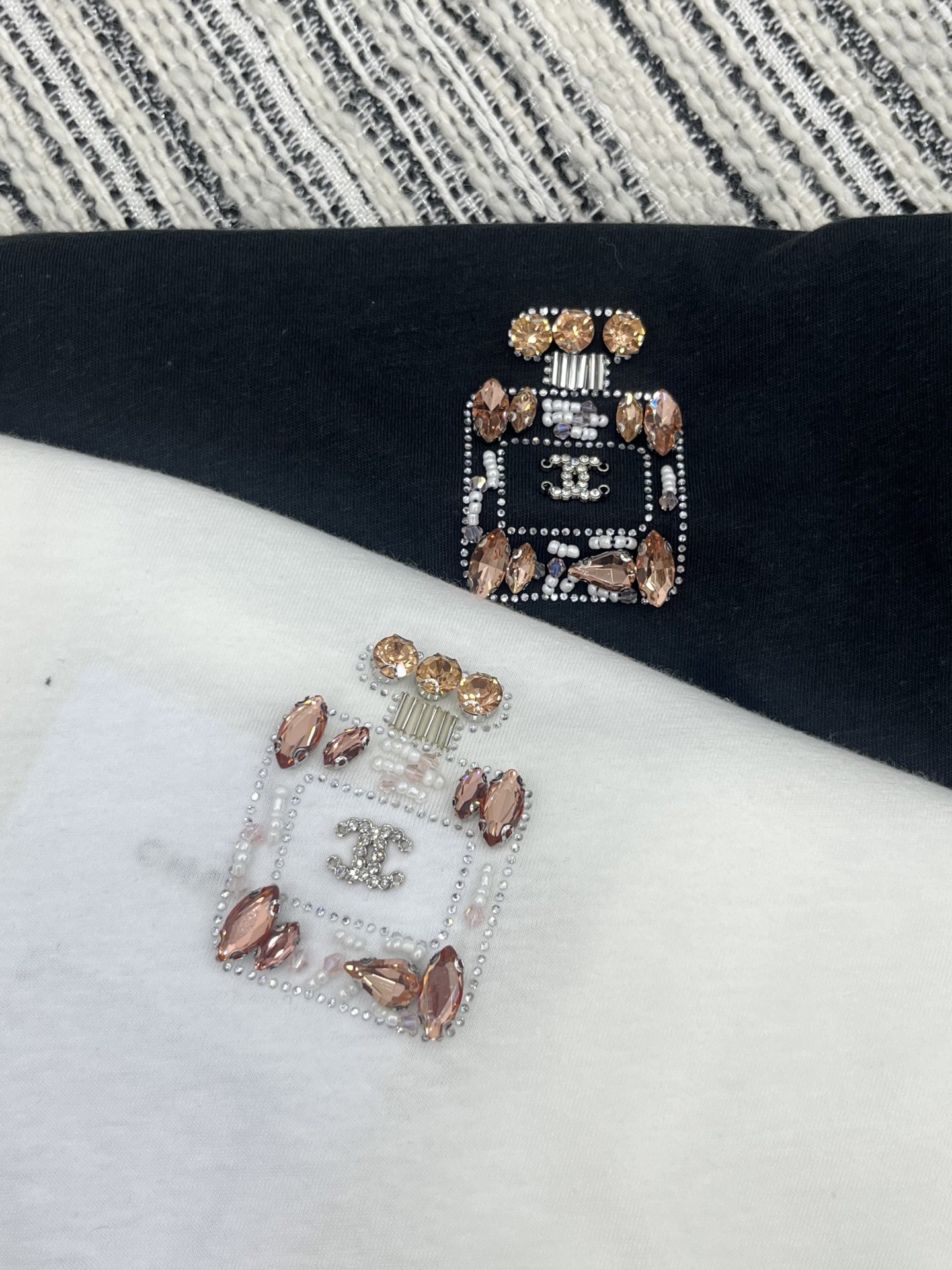 🛒𝐍𝐄𝐖 · 𝟐𝟎𝟐5/爆款现货

原单品质  Chane*｜2025新款手工香水瓶长袖T
宽松慵懒版型