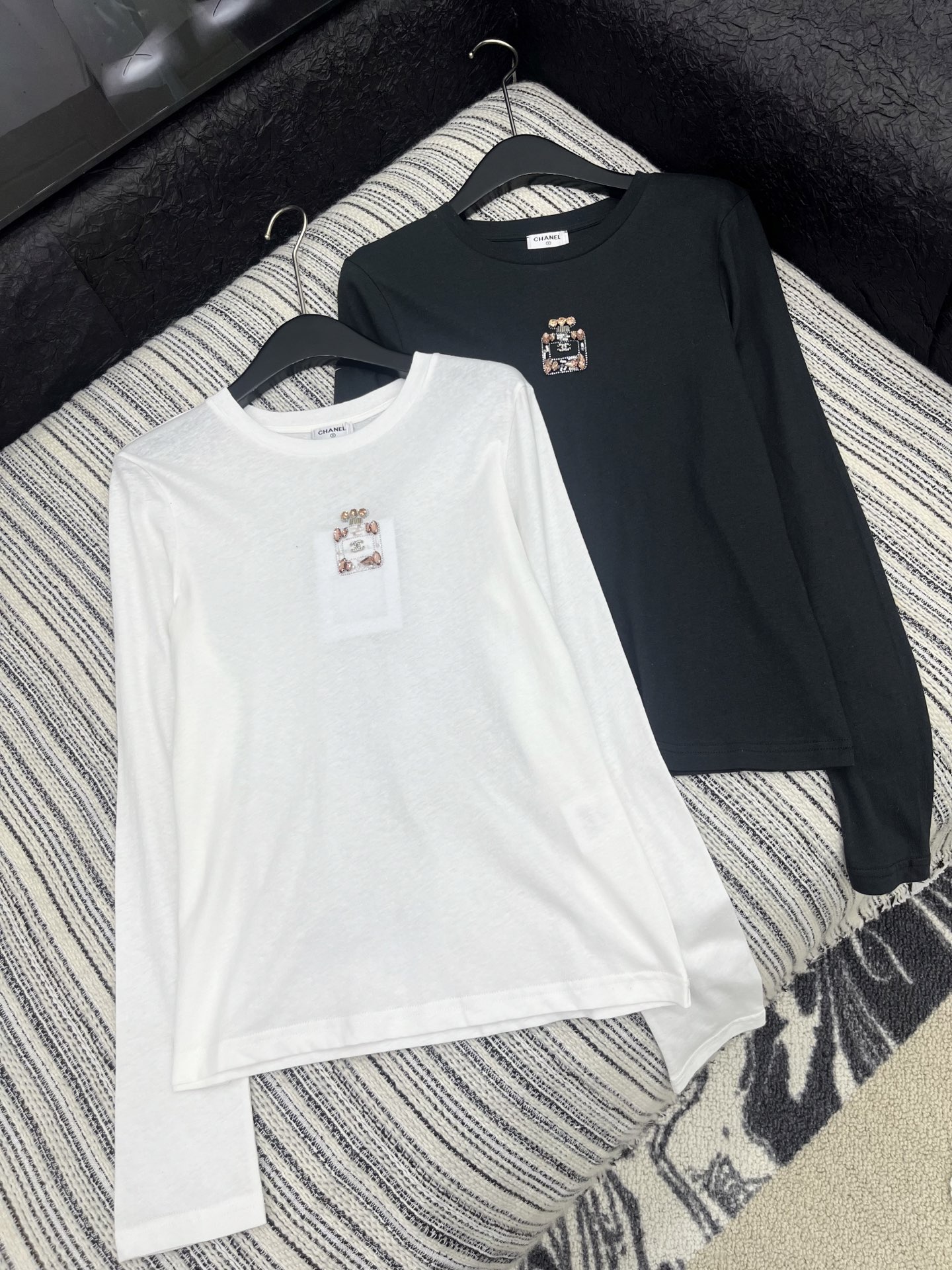 🛒𝐍𝐄𝐖 · 𝟐𝟎𝟐5/爆款现货

原单品质  Chane*｜2025新款手工香水瓶长袖T
宽松慵懒版型