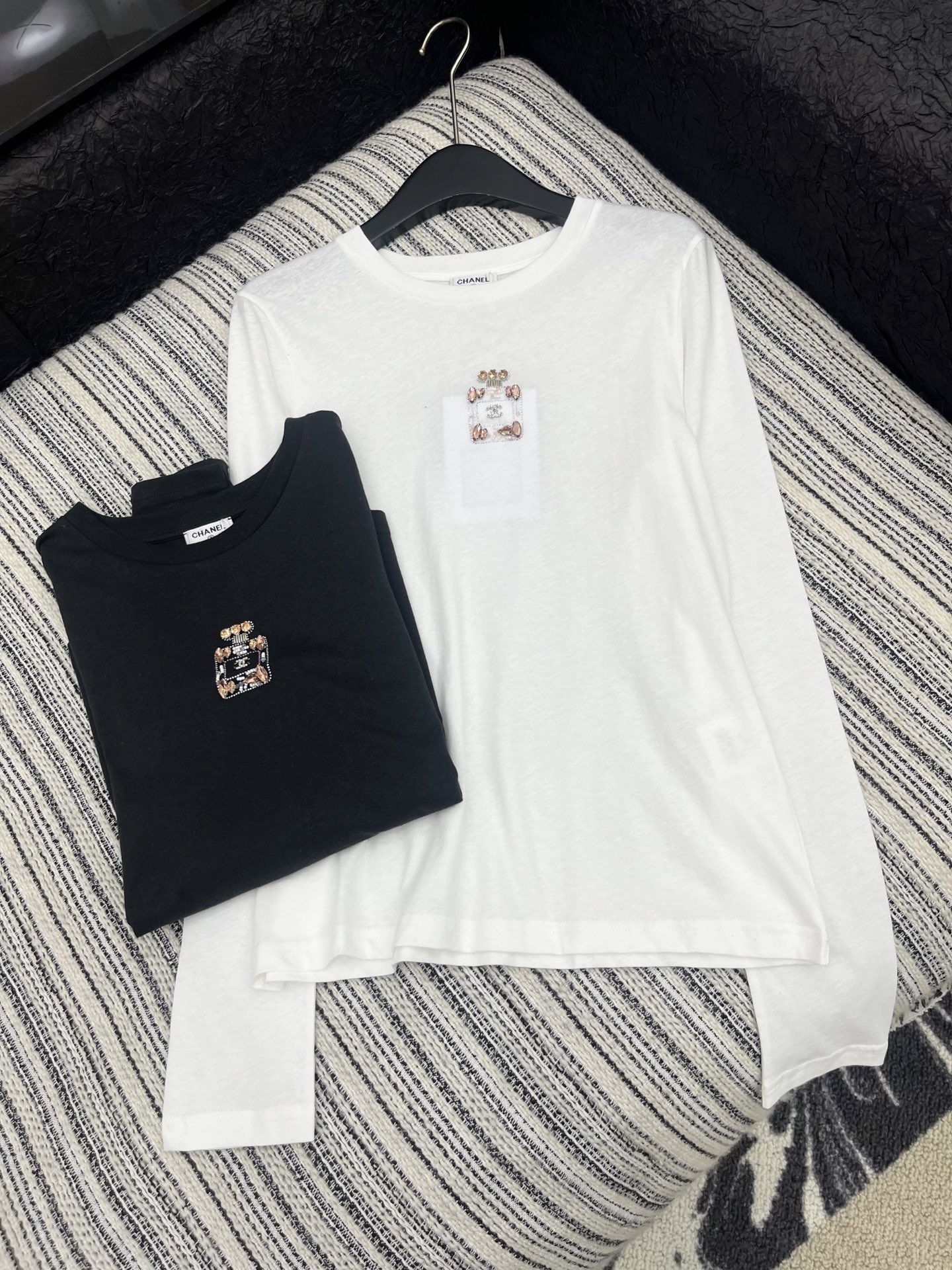 🛒𝐍𝐄𝐖 · 𝟐𝟎𝟐5/爆款现货

原单品质  Chane*｜2025新款手工香水瓶长袖T
宽松慵懒版型