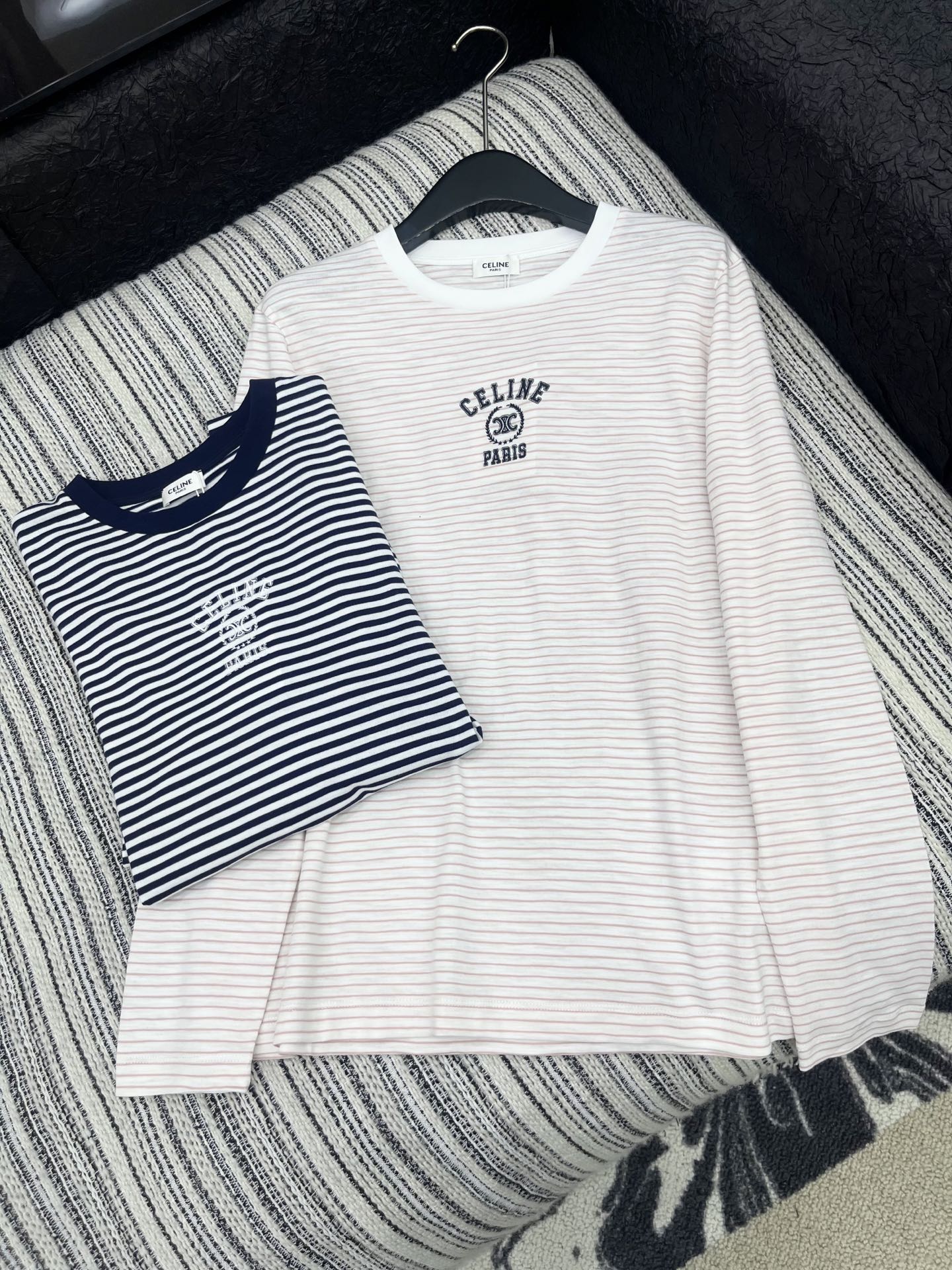 🛒𝐍𝐄𝐖 · 𝟐𝟎𝟐5/爆款现货

原单品质  Celin*｜2025新款刺绣长袖T
宽松慵懒版型 随性
