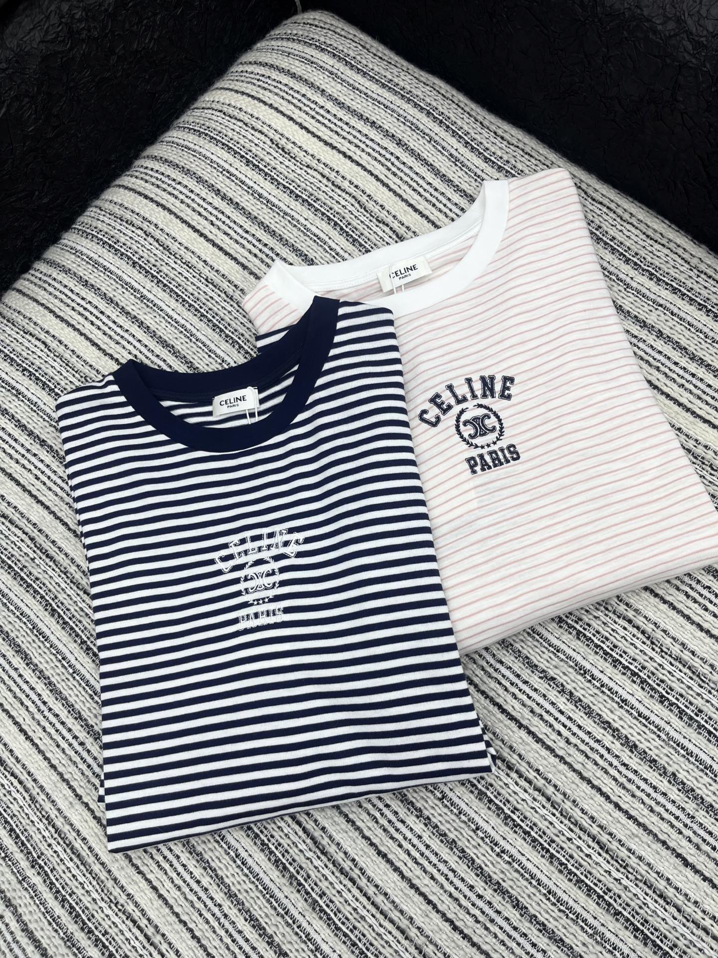 🛒𝐍𝐄𝐖 · 𝟐𝟎𝟐5/爆款现货

原单品质  Celin*｜2025新款刺绣长袖T
宽松慵懒版型 随性