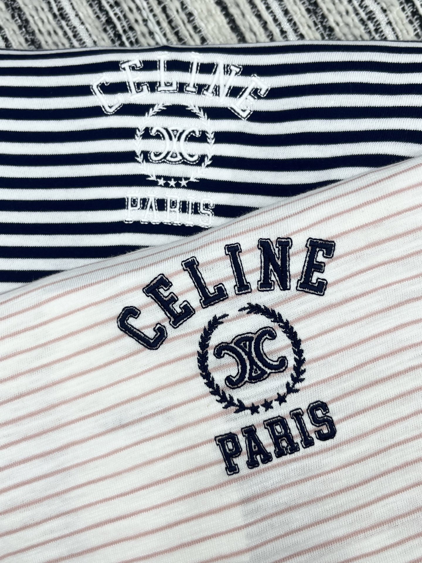 🛒𝐍𝐄𝐖 · 𝟐𝟎𝟐5/爆款现货

原单品质  Celin*｜2025新款刺绣长袖T
宽松慵懒版型 随性
