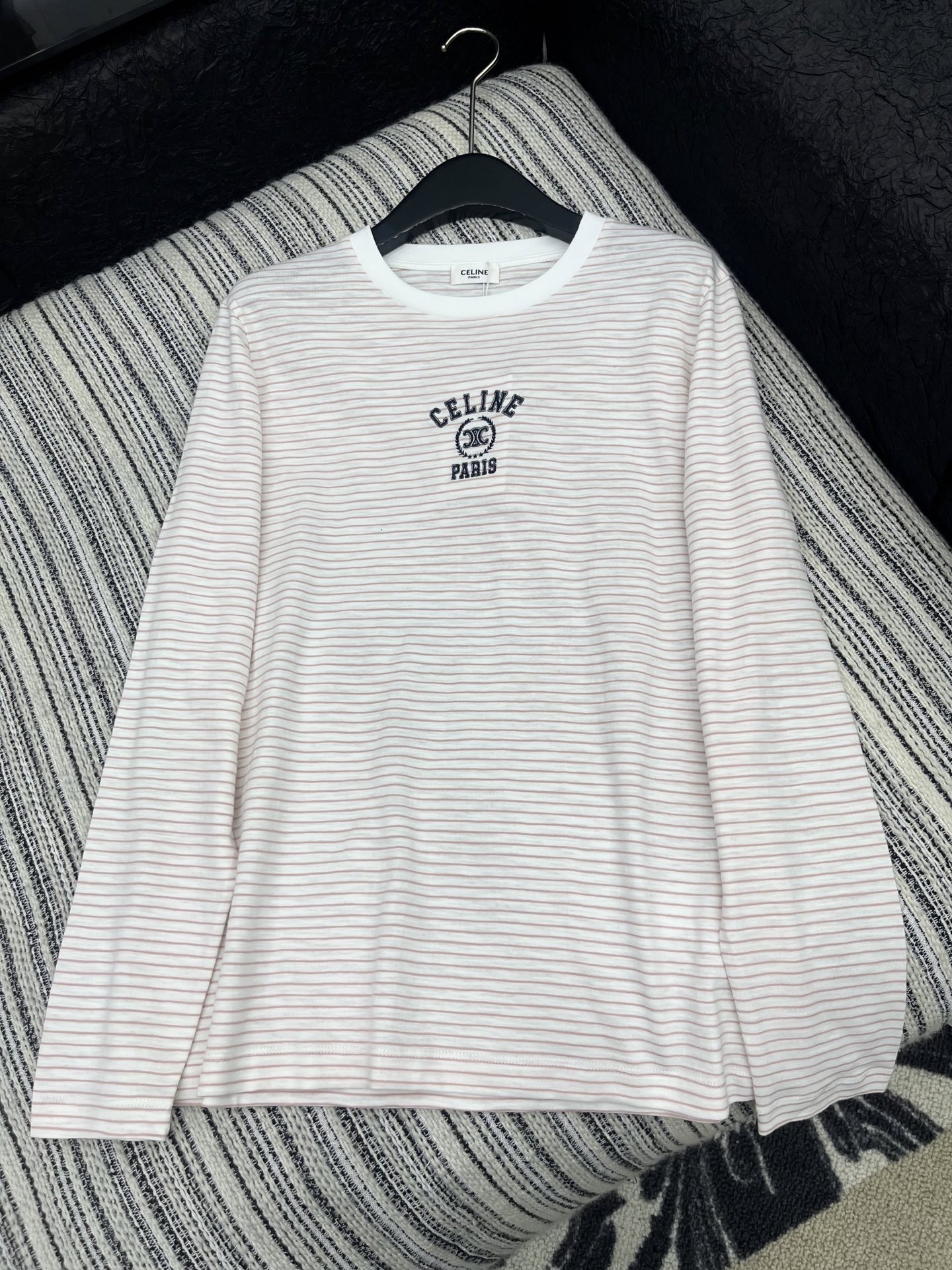 🛒𝐍𝐄𝐖 · 𝟐𝟎𝟐5/爆款现货

原单品质  Celin*｜2025新款刺绣长袖T
宽松慵懒版型 随性
