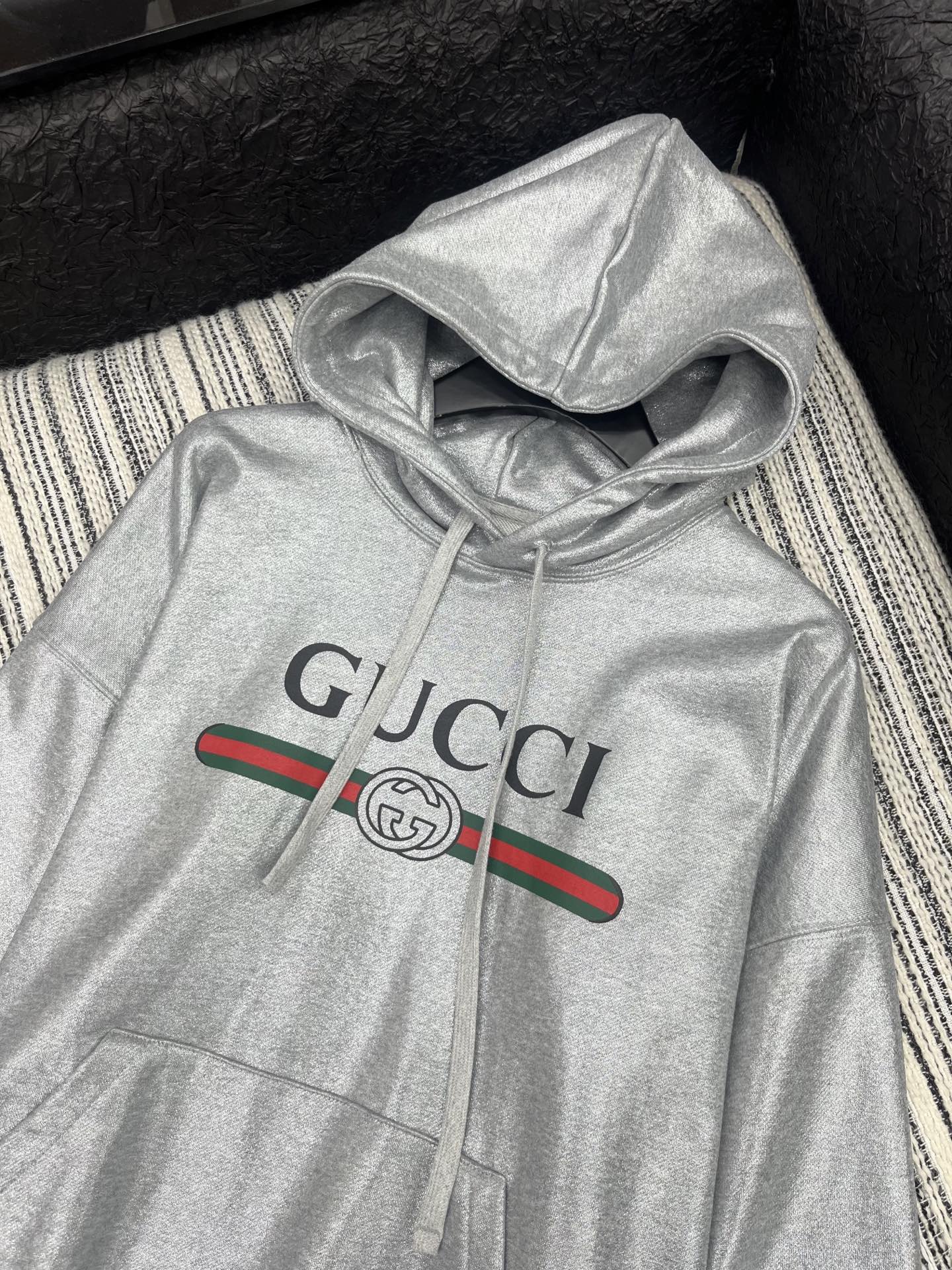 🛒𝐍𝐄𝐖 · 𝟐𝟎𝟐5/爆款现货

【原版定制】Gucc*｜25早秋经典银色印花带帽卫衣
干净利落的裁剪