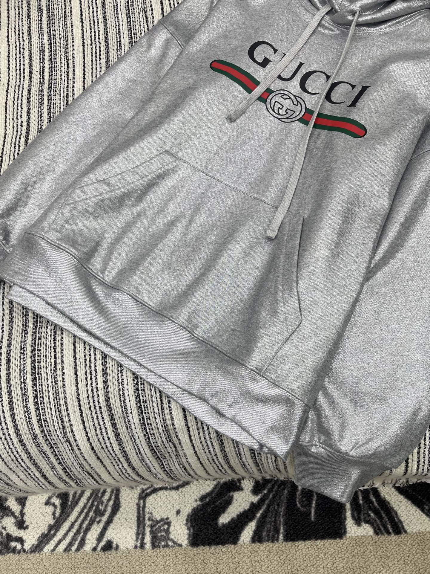 🛒𝐍𝐄𝐖 · 𝟐𝟎𝟐5/爆款现货

【原版定制】Gucc*｜25早秋经典银色印花带帽卫衣
干净利落的裁剪