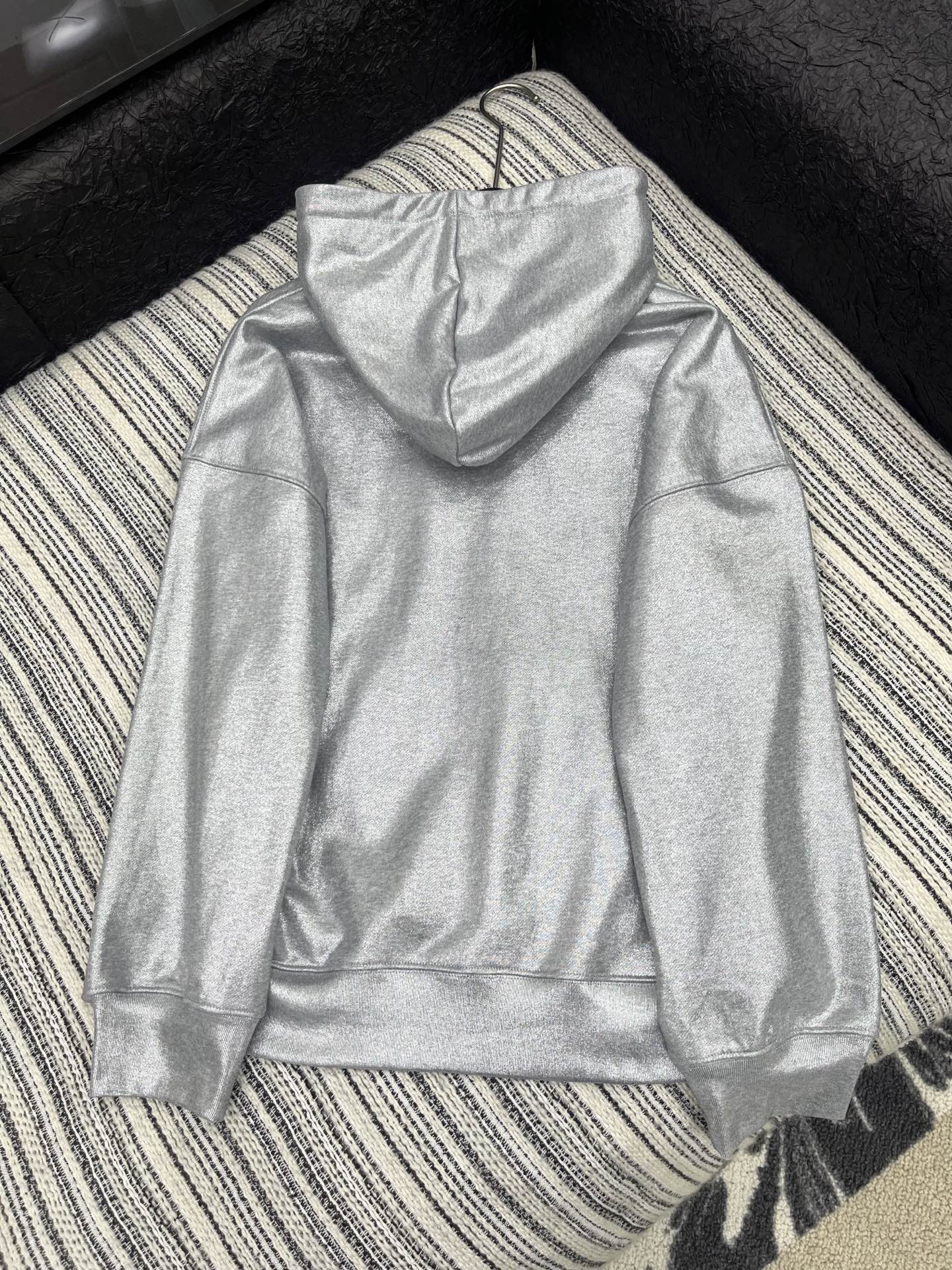 🛒𝐍𝐄𝐖 · 𝟐𝟎𝟐5/爆款现货

【原版定制】Gucc*｜25早秋经典银色印花带帽卫衣
干净利落的裁剪