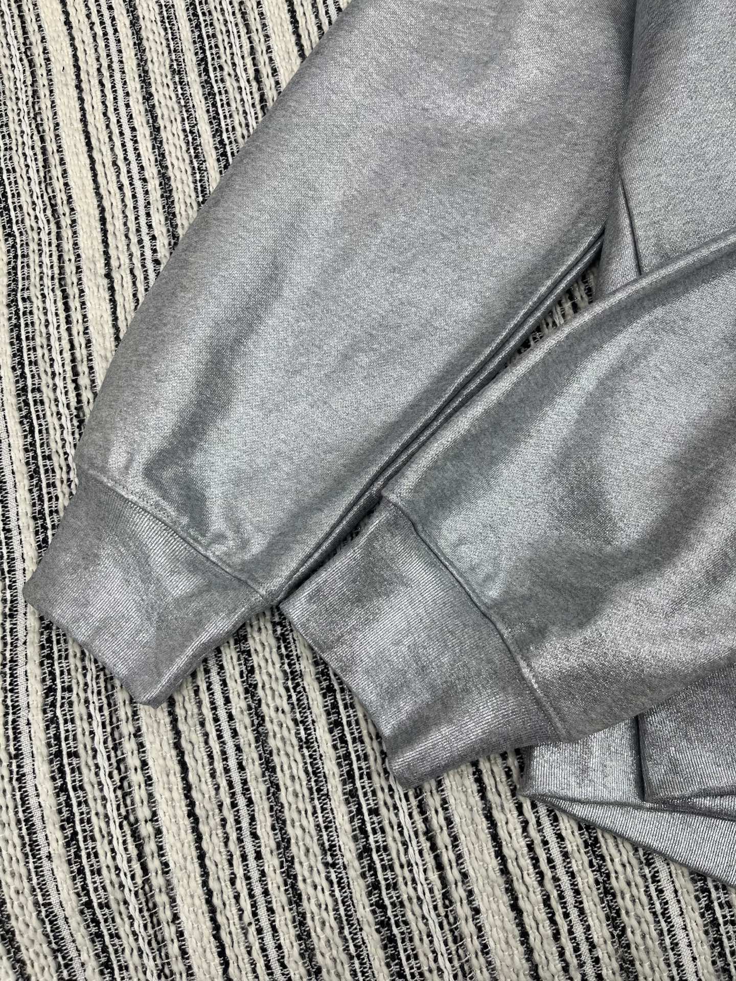 🛒𝐍𝐄𝐖 · 𝟐𝟎𝟐5/爆款现货

【原版定制】Gucc*｜25早秋经典银色印花带帽卫衣
干净利落的裁剪