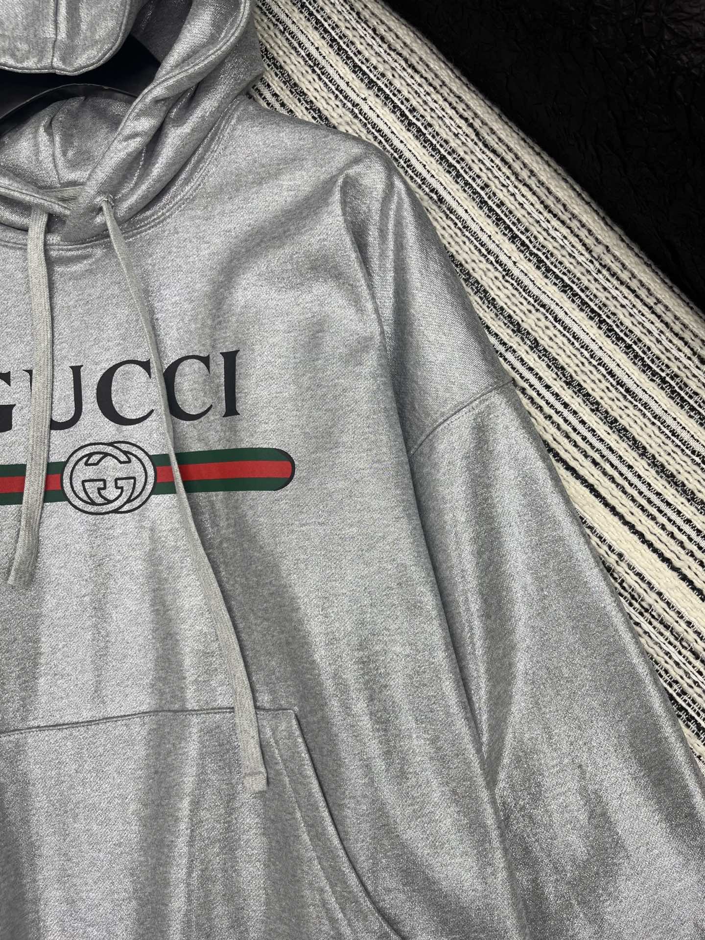 🛒𝐍𝐄𝐖 · 𝟐𝟎𝟐5/爆款现货

【原版定制】Gucc*｜25早秋经典银色印花带帽卫衣
干净利落的裁剪